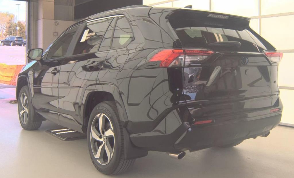 Used 2024 Toyota RAV4 SE w/ Weather & Moonroof Package AWD/4WD image 4