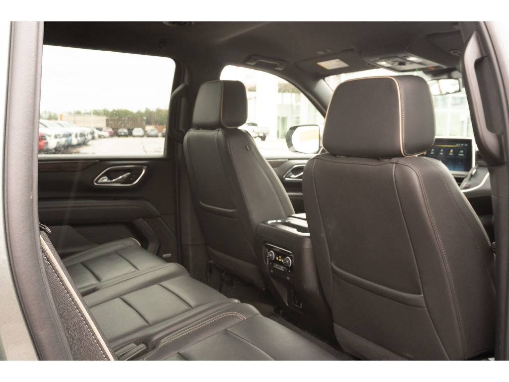 Used 2024 Chevrolet Suburban Premier AWD/4WD image 16