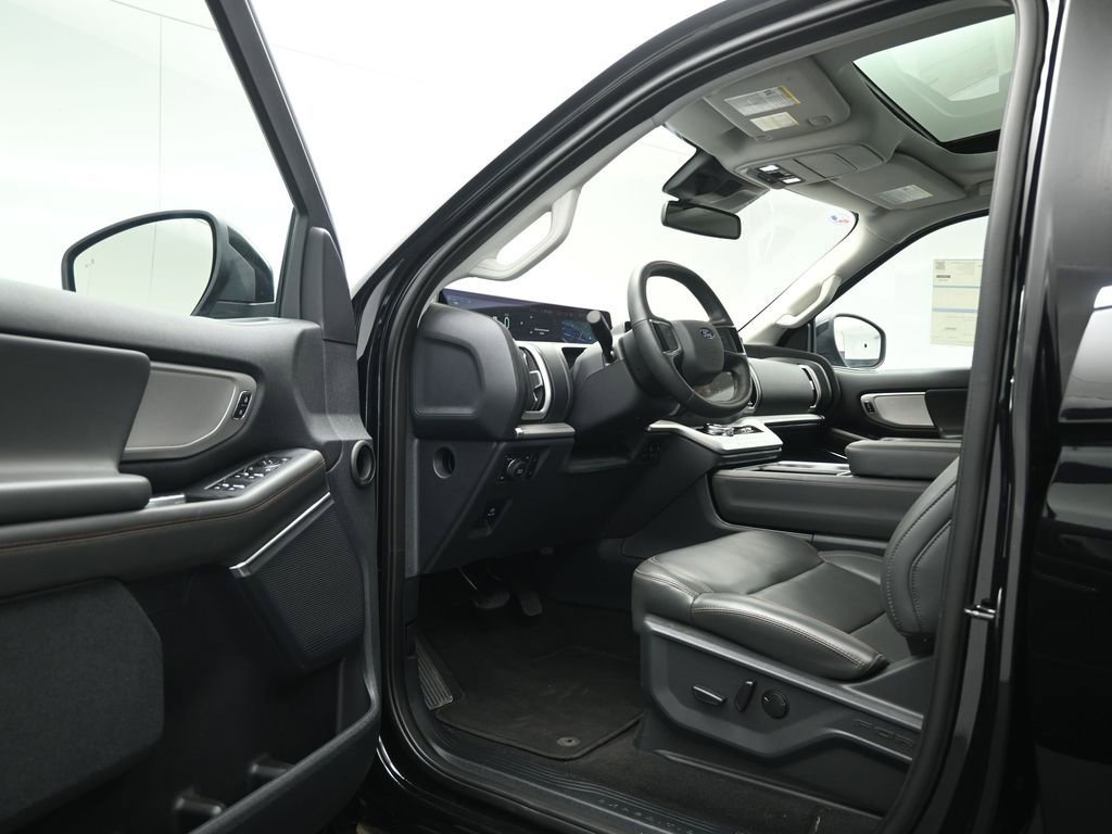 Certified 2025 Ford Expedition Active image 9
