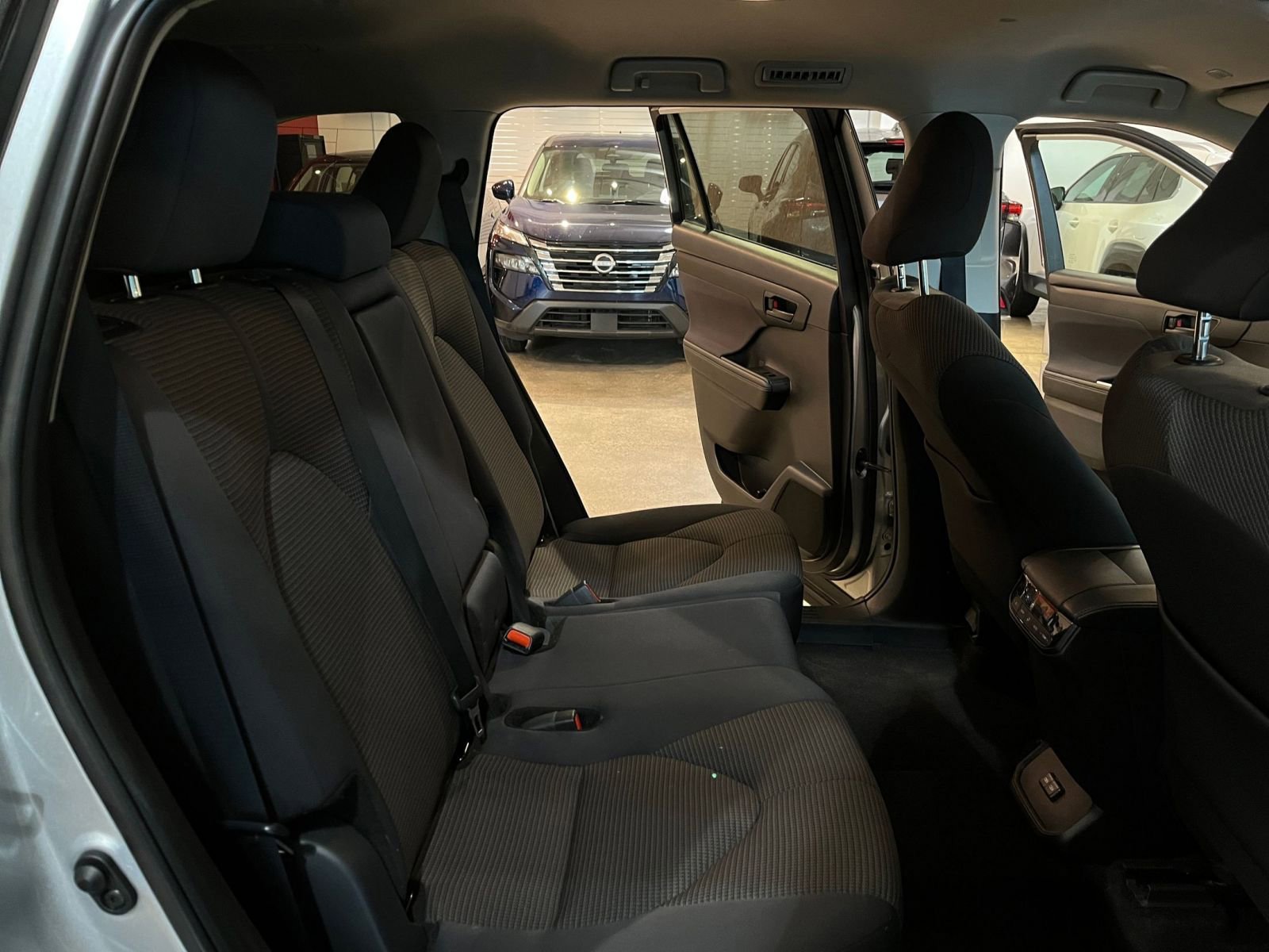 Used 2025 Toyota Highlander LE FWD image 39
