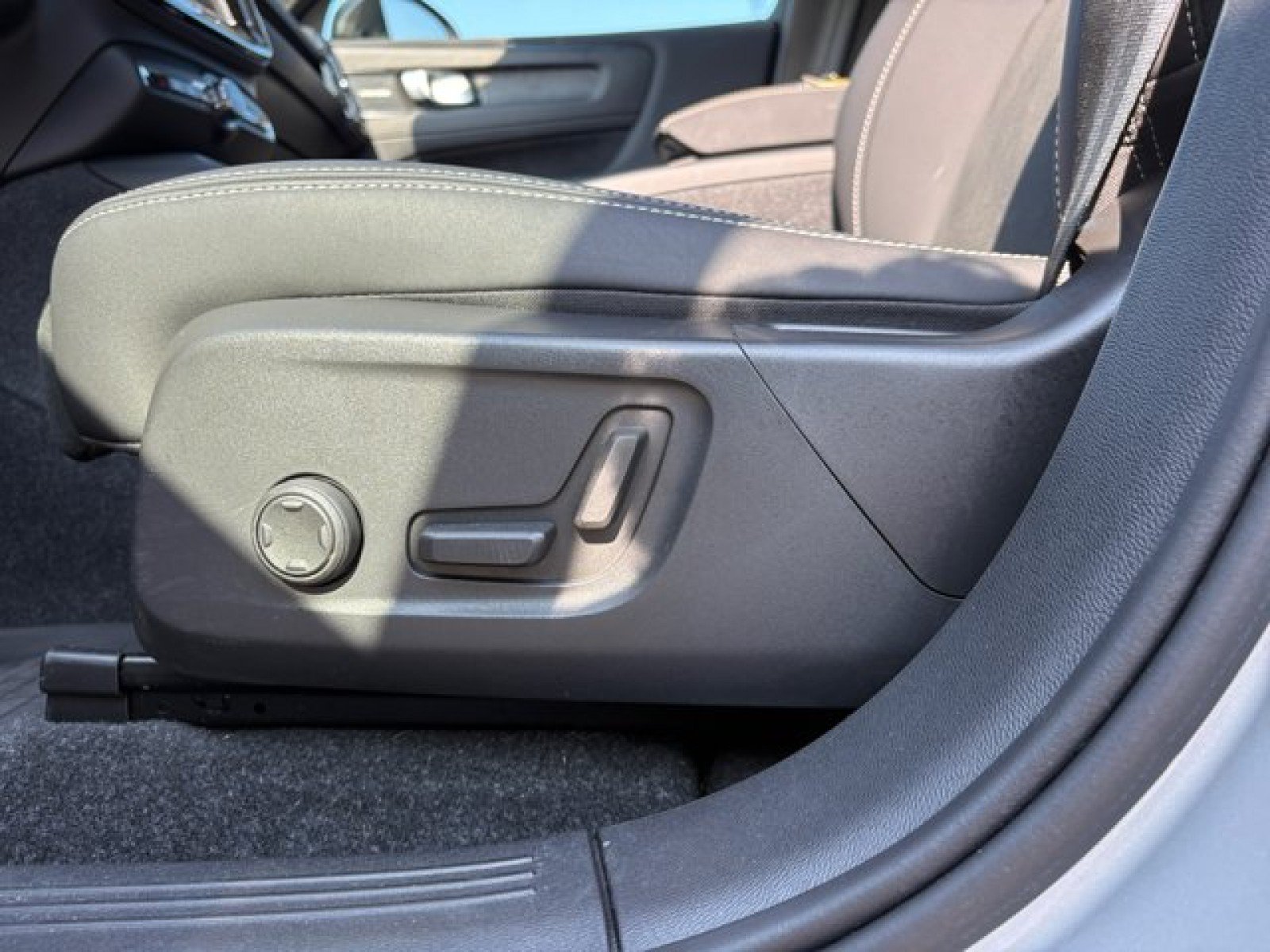 Used 2024 Volvo C40 P8 Recharge Ultimate w/ Protection Package Premier AWD/4WD image 11