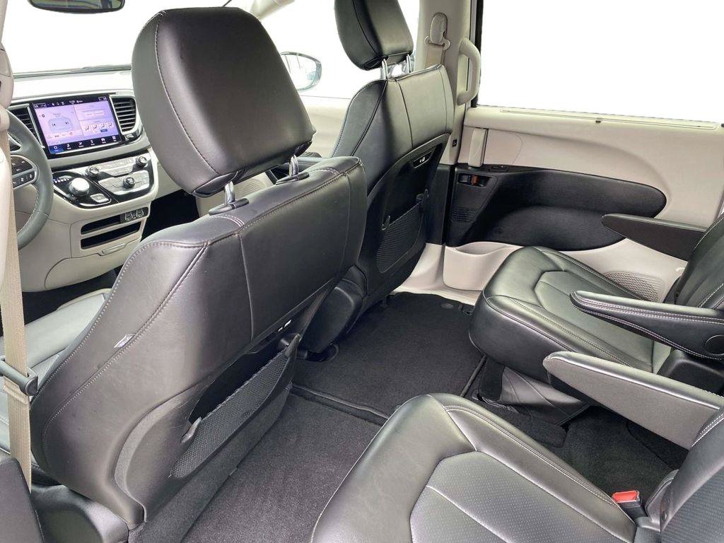 Used 2024 Chrysler Pacifica Touring-L FWD image 10