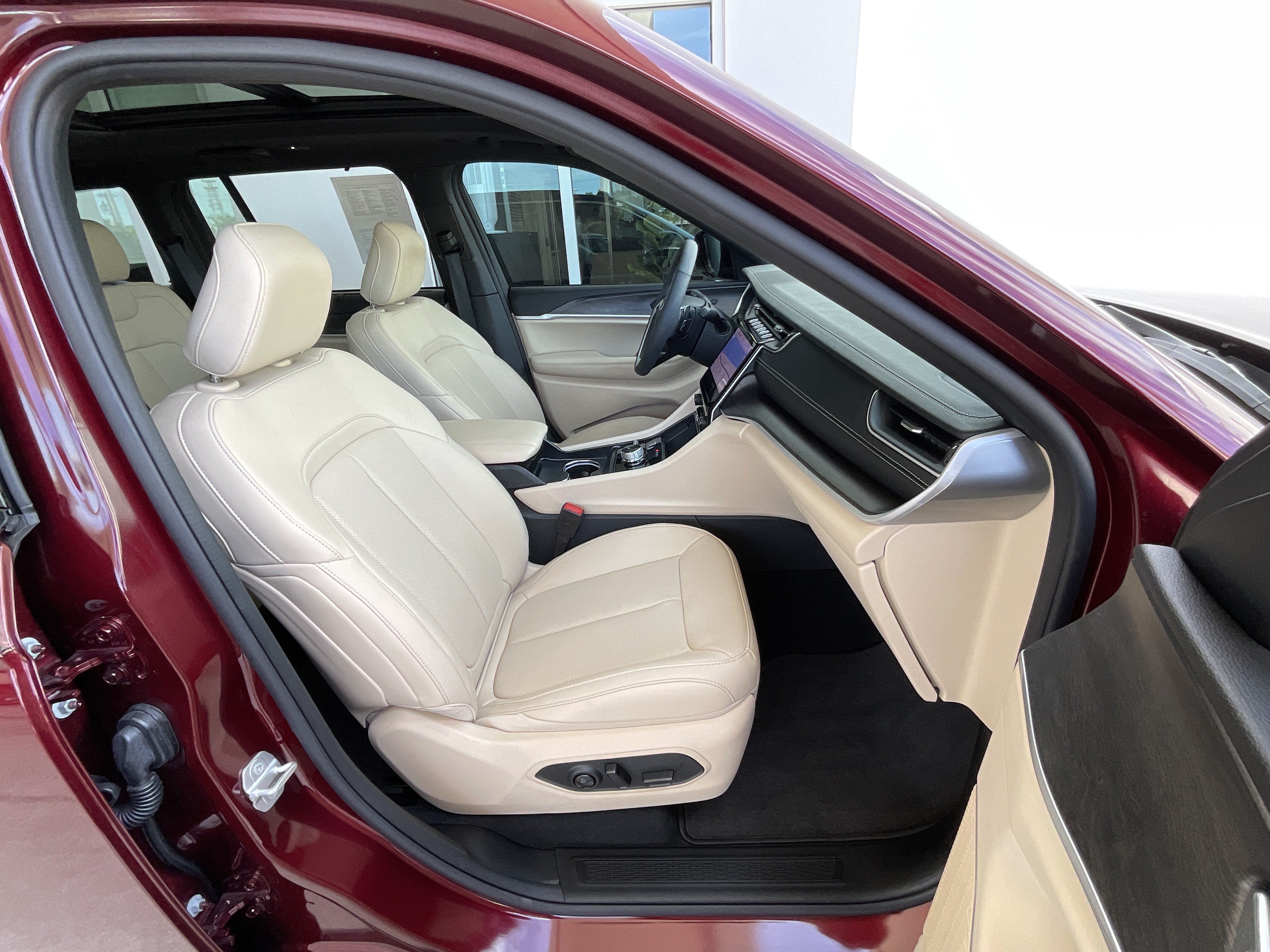 Used 2025 Jeep Grand Cherokee Limited w/ Luxury Tech Group II AWD/4WD image 20