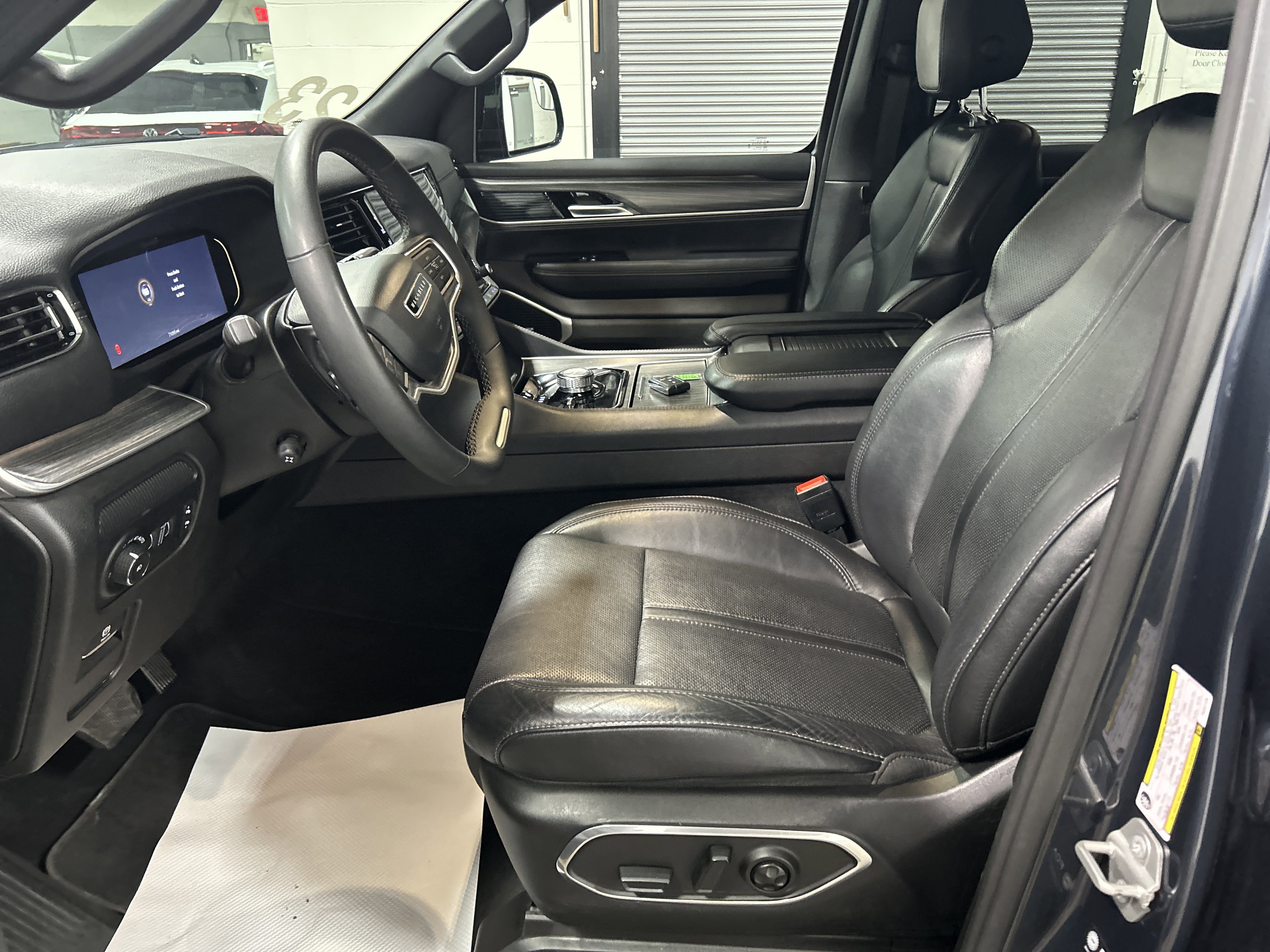 Used 2023 Jeep Wagoneer L Series II image 12