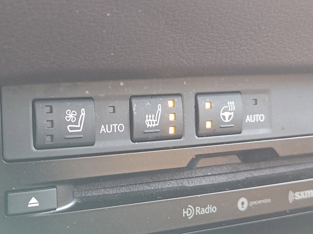 Used 2020 Lexus ES 300h w/ Premium Package image 11