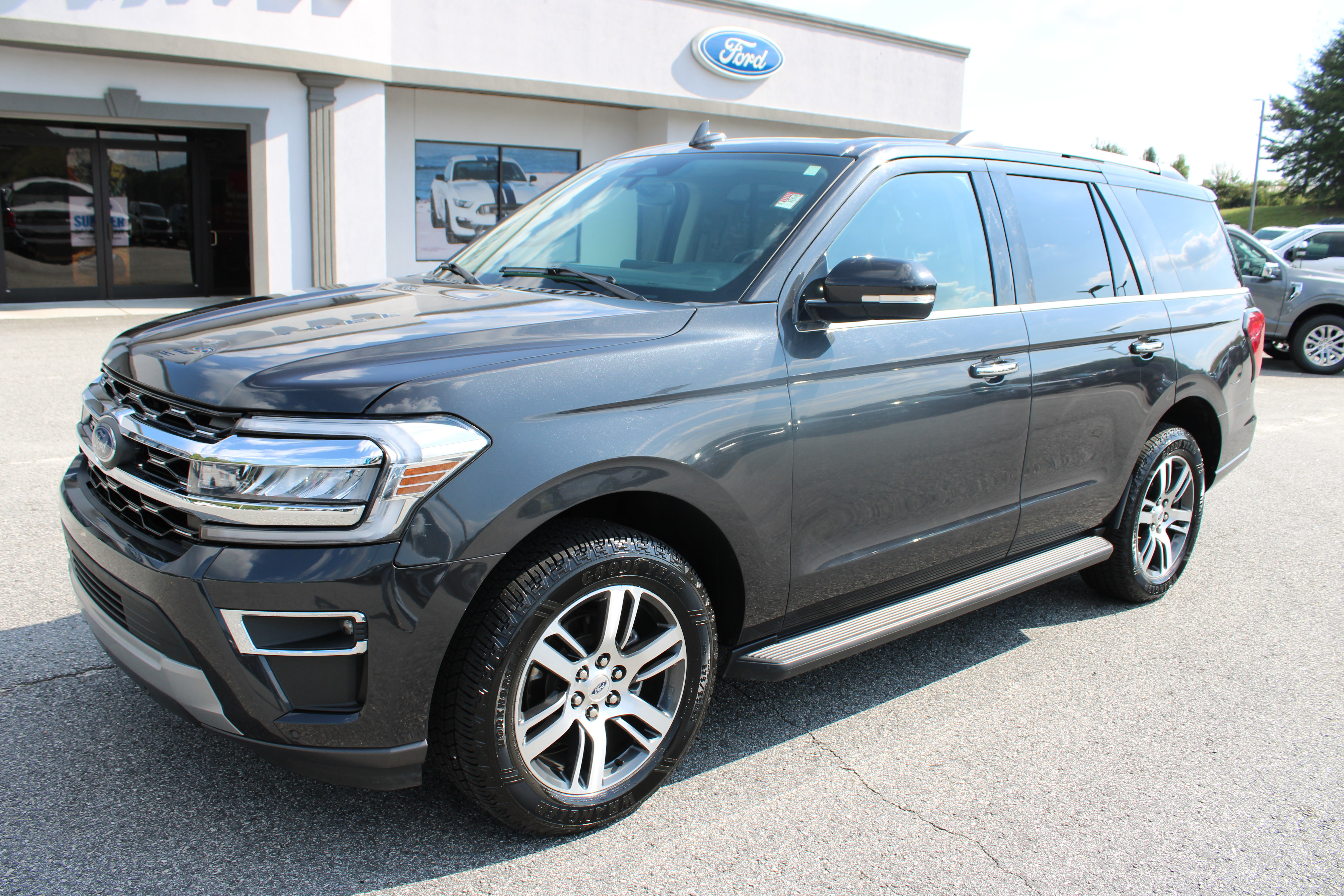 Used 2024 Ford Expedition Limited RWD image 2