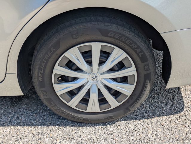 Used 2018 Toyota Camry LE image 9