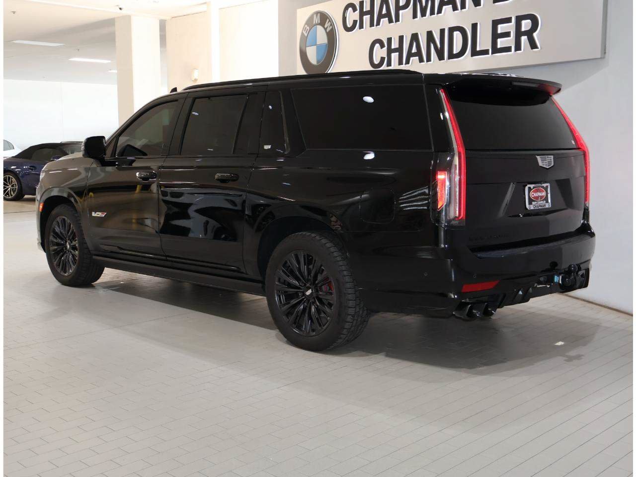 Used 2024 Cadillac Escalade ESV V w/ LPO, ONYX Package AWD/4WD image 5