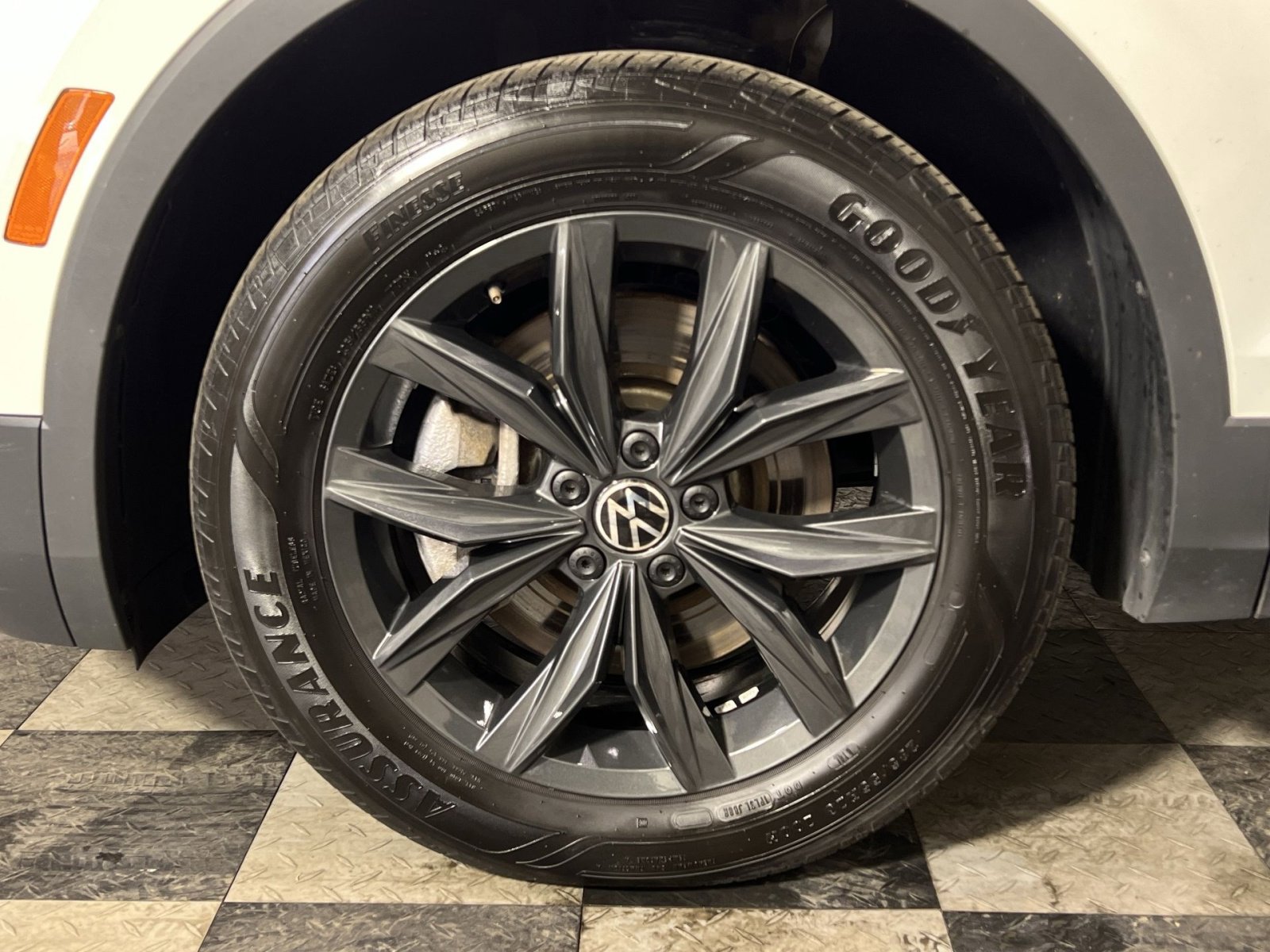 Used 2024 Volkswagen Tiguan SE FWD image 16