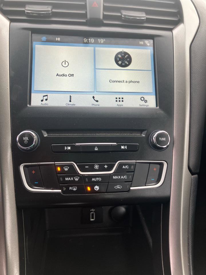 Used 2017 Ford Fusion SE w/ Fusion SE Technology Package image 16