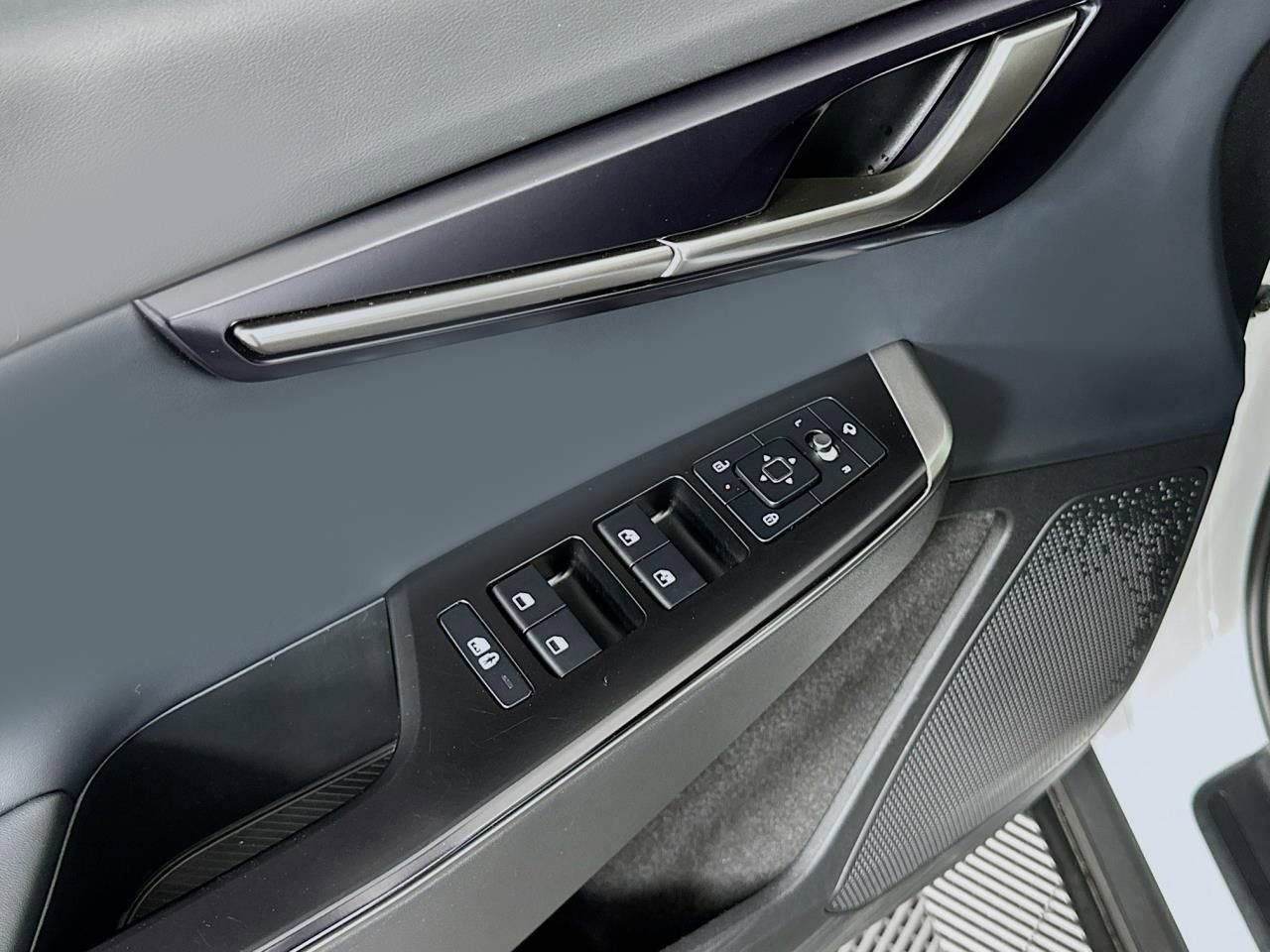 Used 2025 Kia EV6 Light w/ Light LR Technology Package RWD image 21