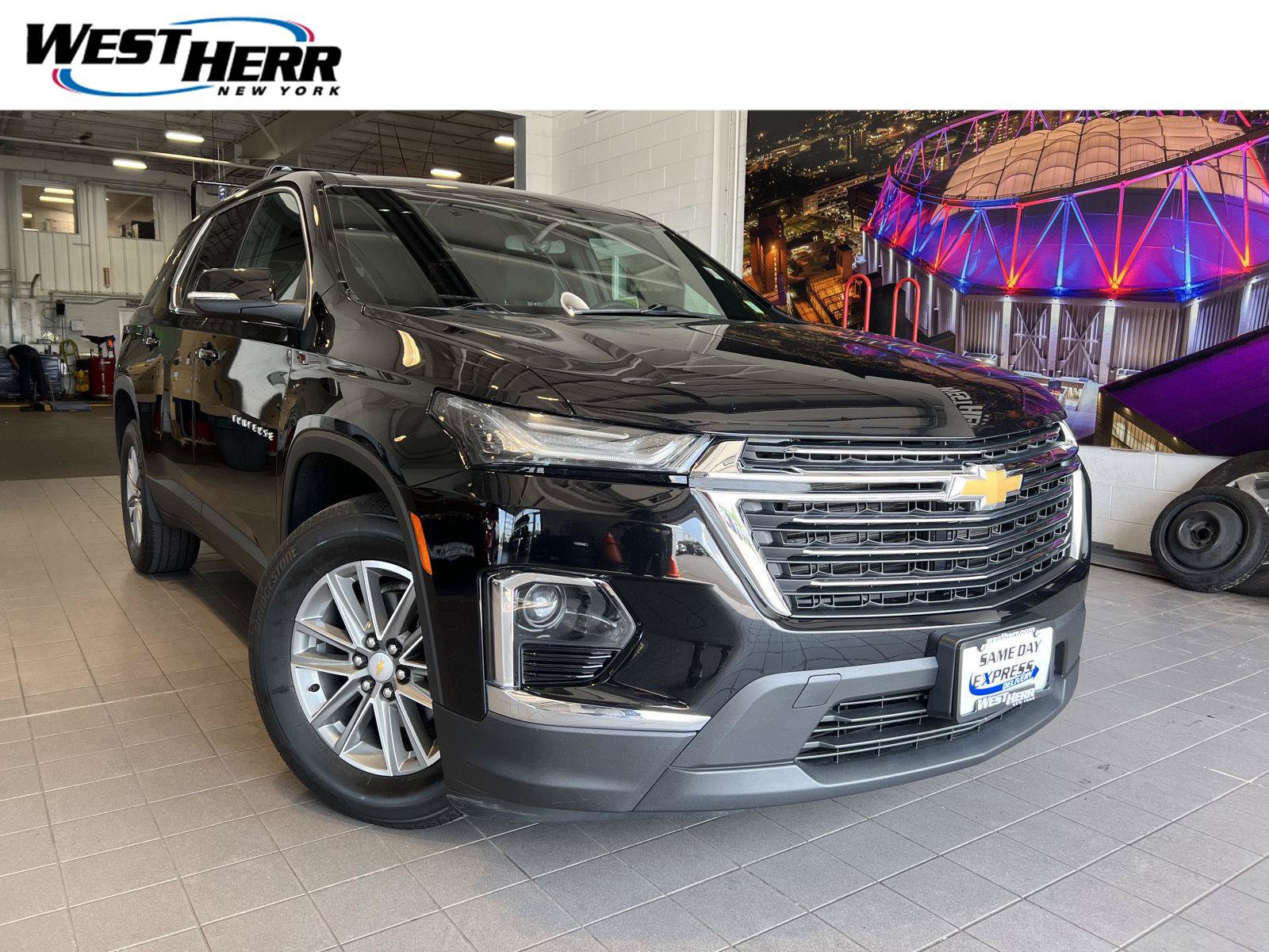 Used 2023 Chevrolet Traverse LT AWD/4WD image 1