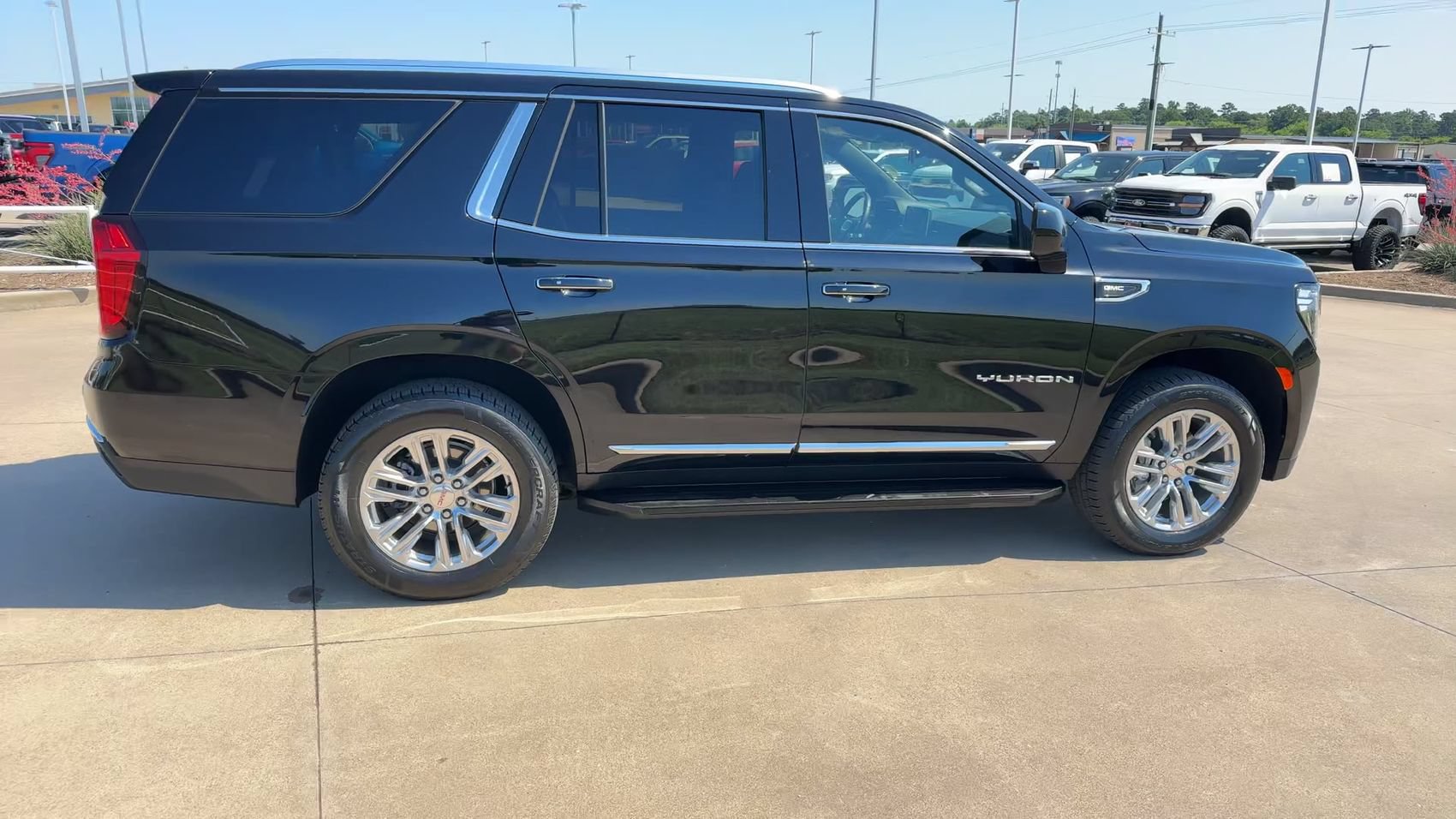 Used 2024 GMC Yukon SLT AWD/4WD image 2