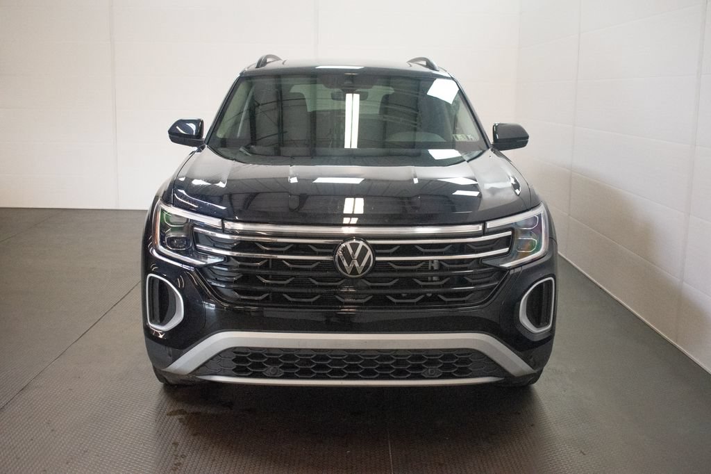 Used 2024 Volkswagen Atlas Peak Edition SE AWD/4WD image 2