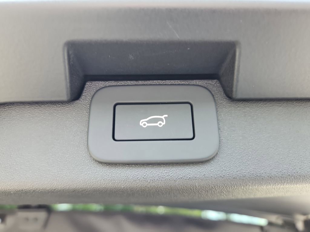 Used 2025 Land Rover Discovery S AWD/4WD image 14
