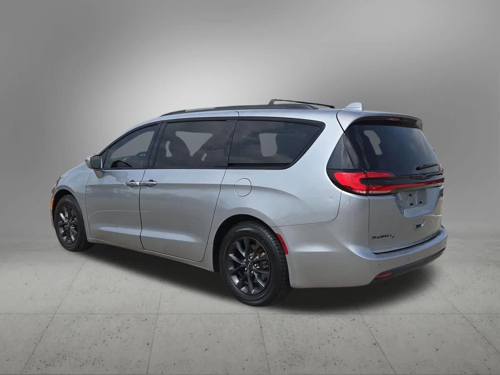 Used 2021 Chrysler Pacifica Touring w/ S Appearance Package image 4