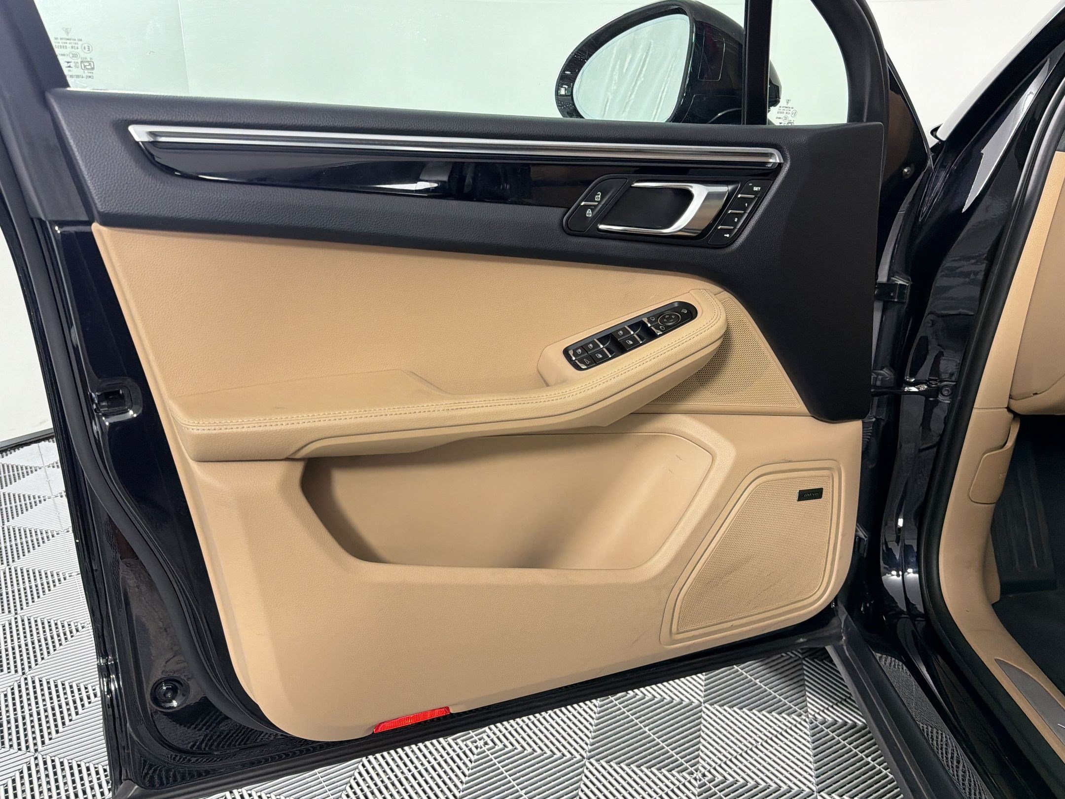 Certified 2024 Porsche Macan S AWD/4WD image 14