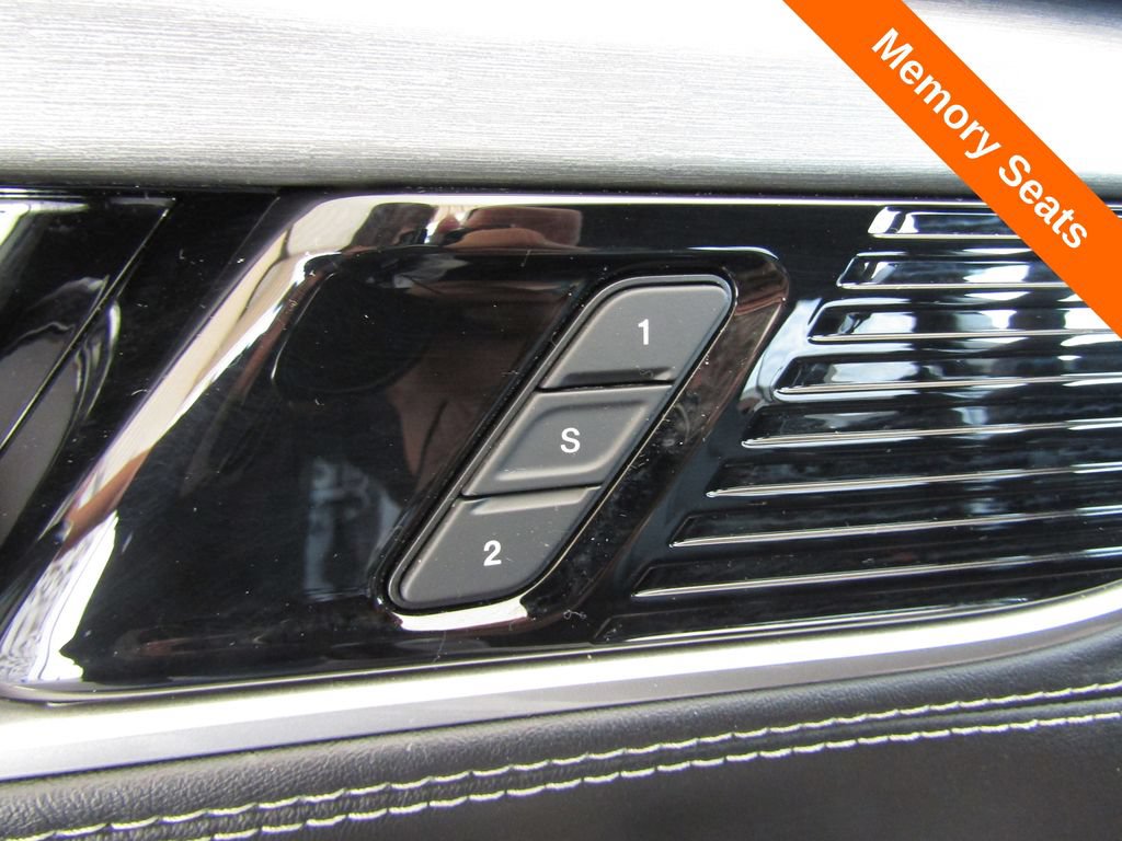 Used 2025 Jeep Wagoneer L Series II AWD/4WD image 6