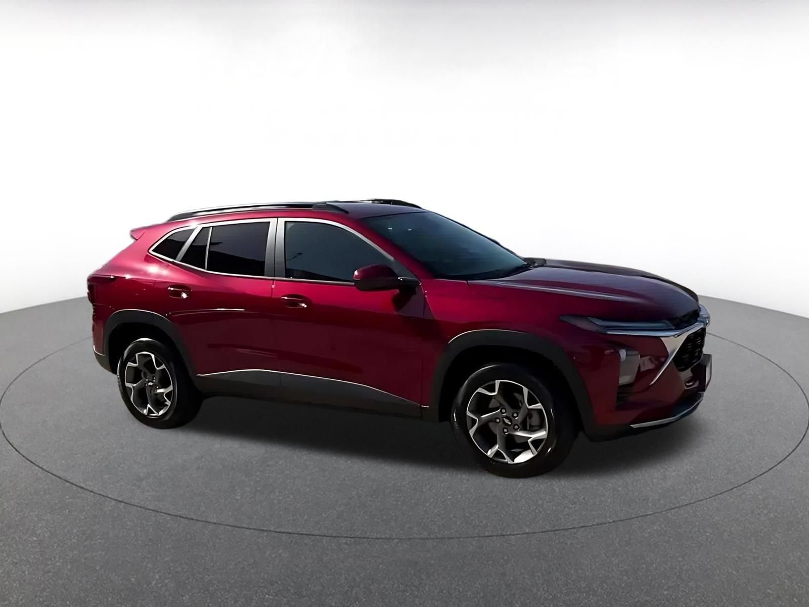 Used 2025 Chevrolet Trax LT FWD image 2