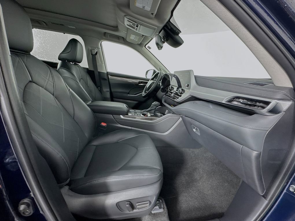 Used 2025 Toyota Highlander Platinum image 31