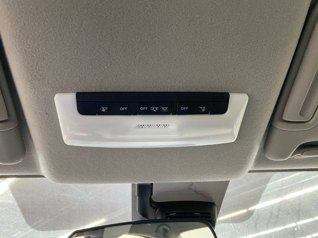 Used 2020 Nissan Versa SV image 9