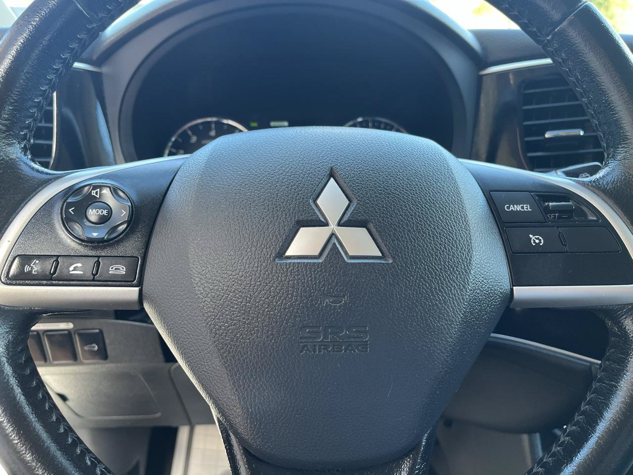 Used 2015 Mitsubishi Outlander SE AWD/4WD image 20