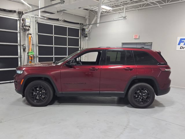 Used 2025 Jeep Grand Cherokee Altitude AWD/4WD image 4