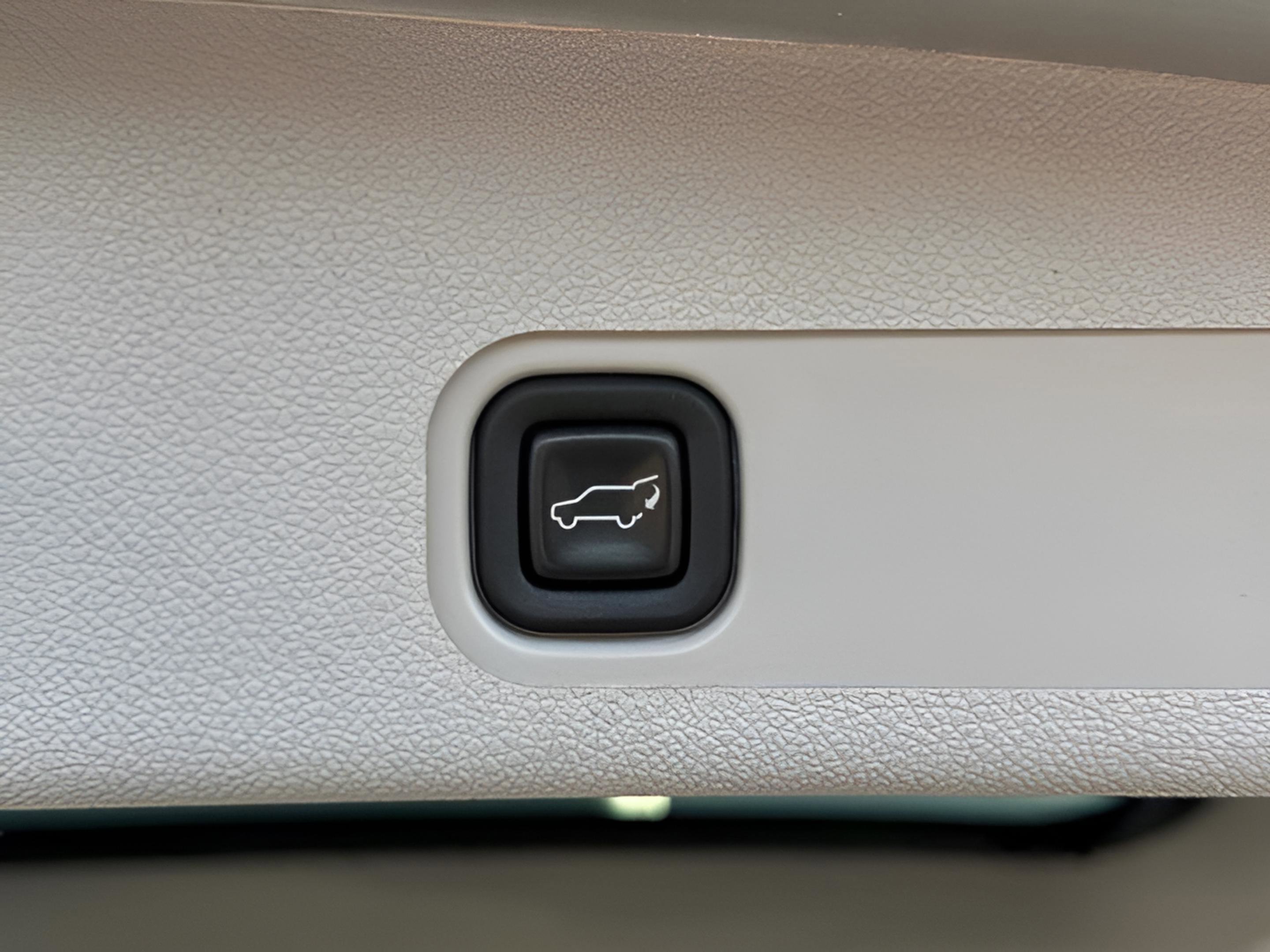 Used 2011 Chevrolet Tahoe LT w/ Luxury Package image 9