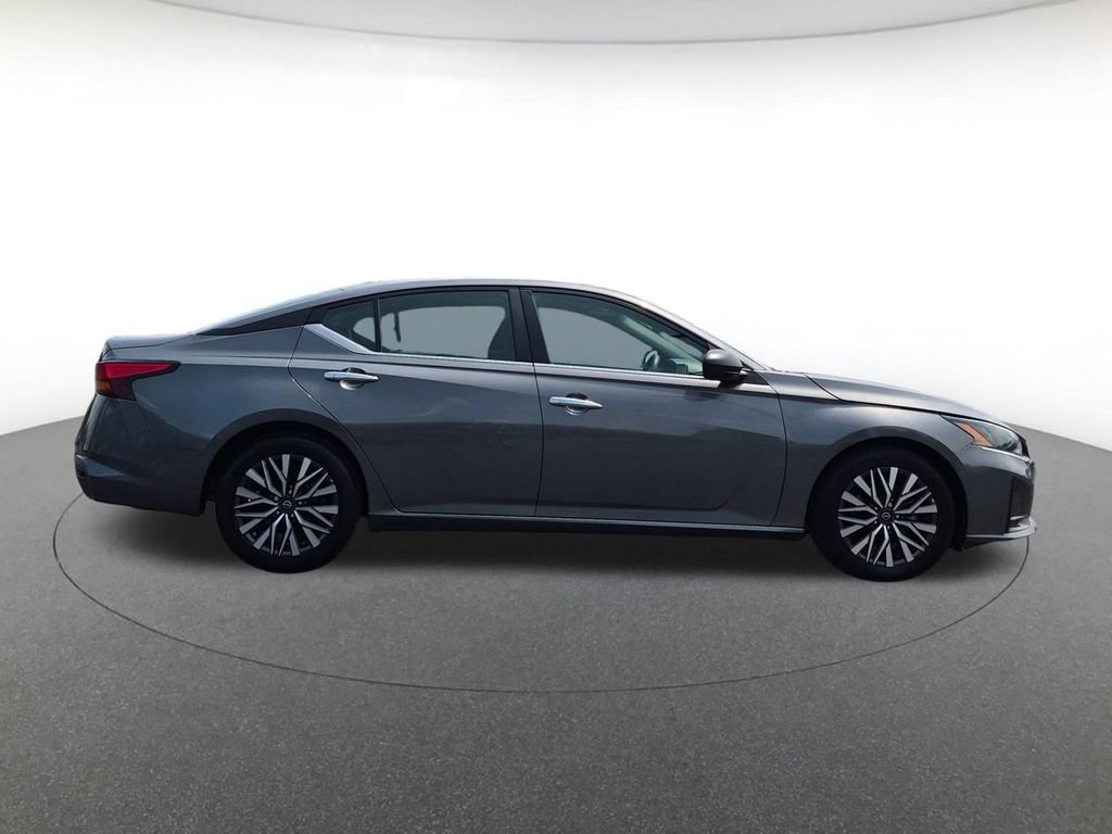 Used 2025 Nissan Altima 2.5 SV FWD image 4