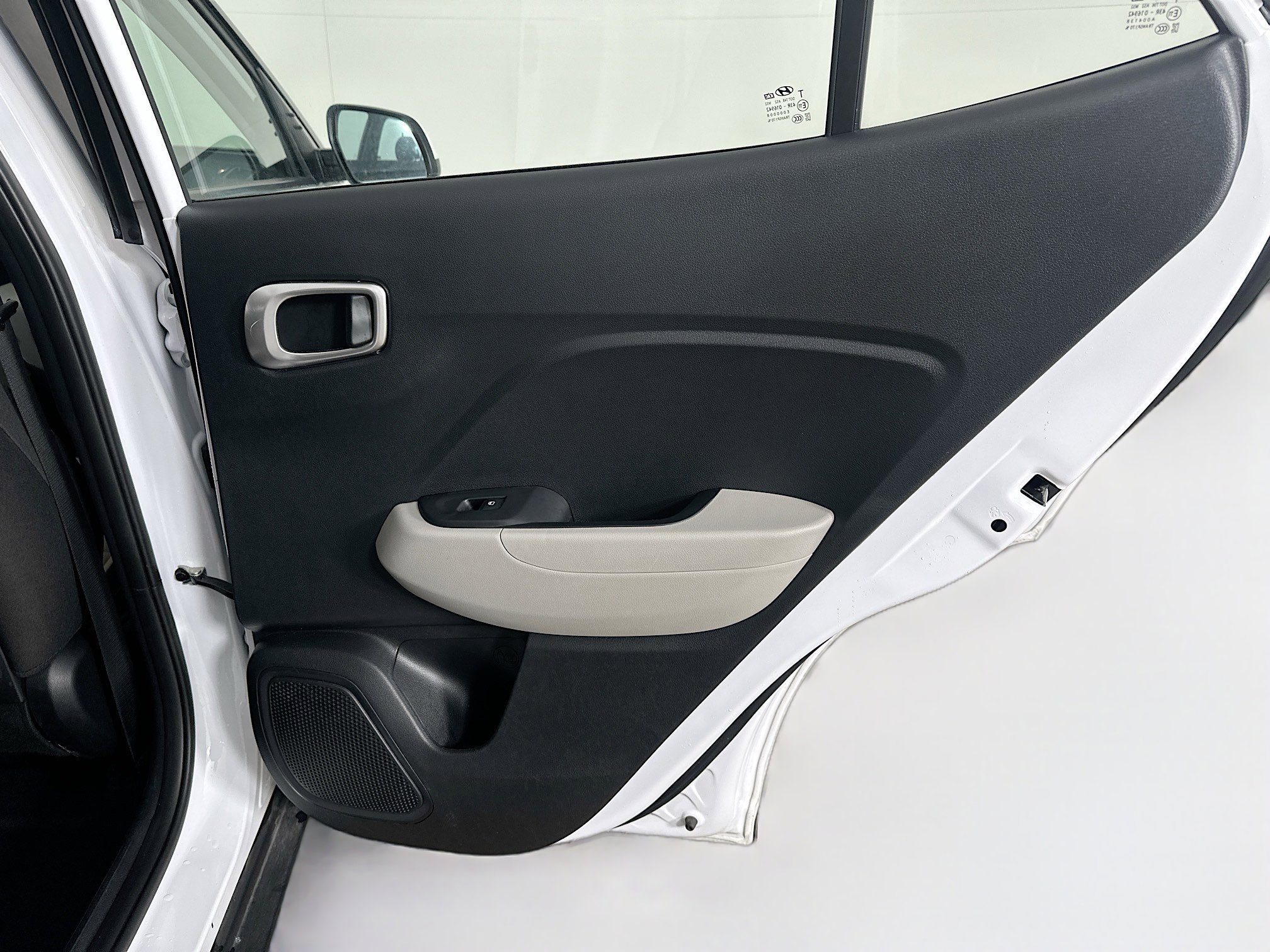 Used 2025 Hyundai Venue SEL FWD image 28