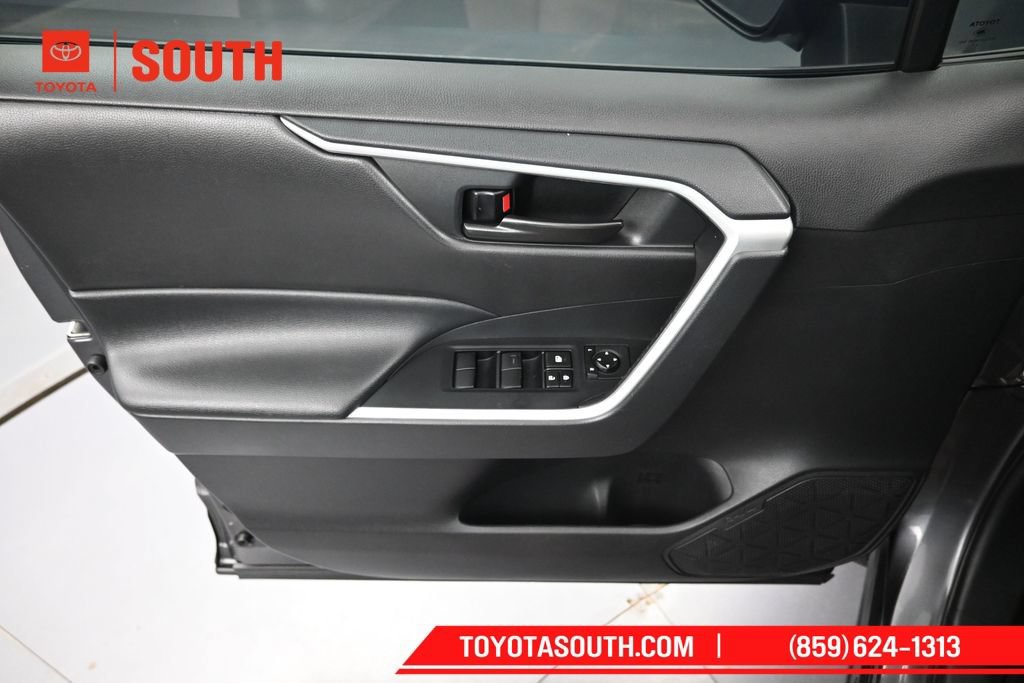 Used 2021 Toyota RAV4 LE AWD/4WD image 22