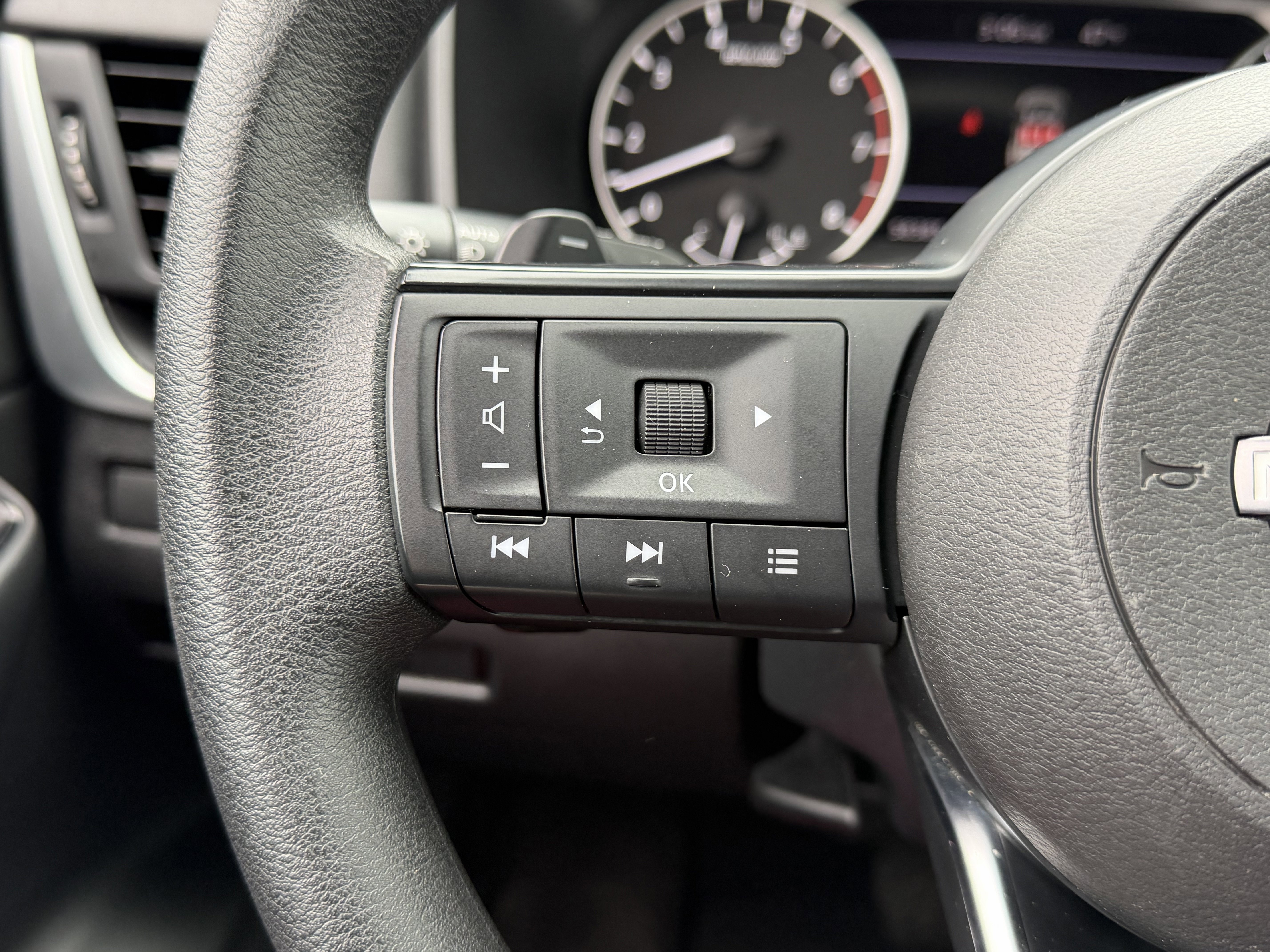 Used 2024 Nissan Rogue S AWD/4WD image 25