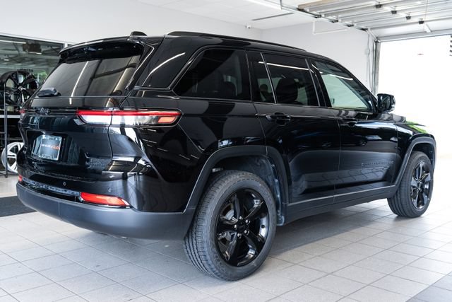 Used 2023 Jeep Grand Cherokee Limited w/ Luxury Tech Group II AWD/4WD image 6