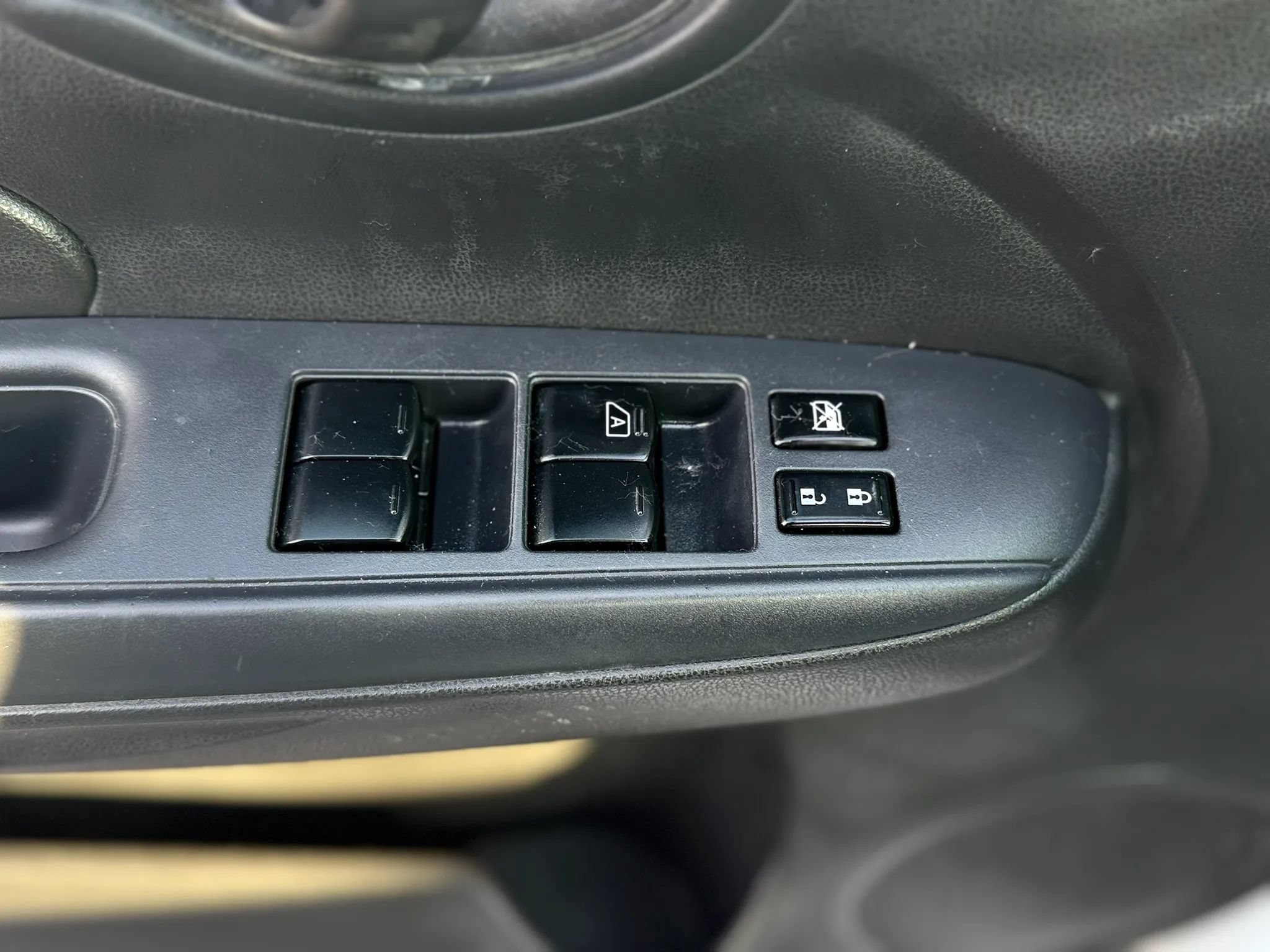 Used 2012 Nissan Versa SV FWD image 18