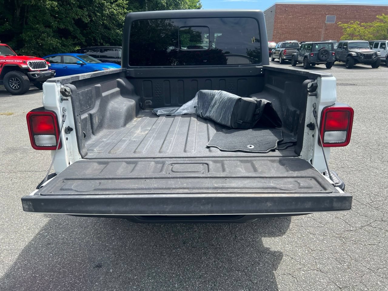 Used 2025 Jeep Gladiator Sport AWD/4WD image 16
