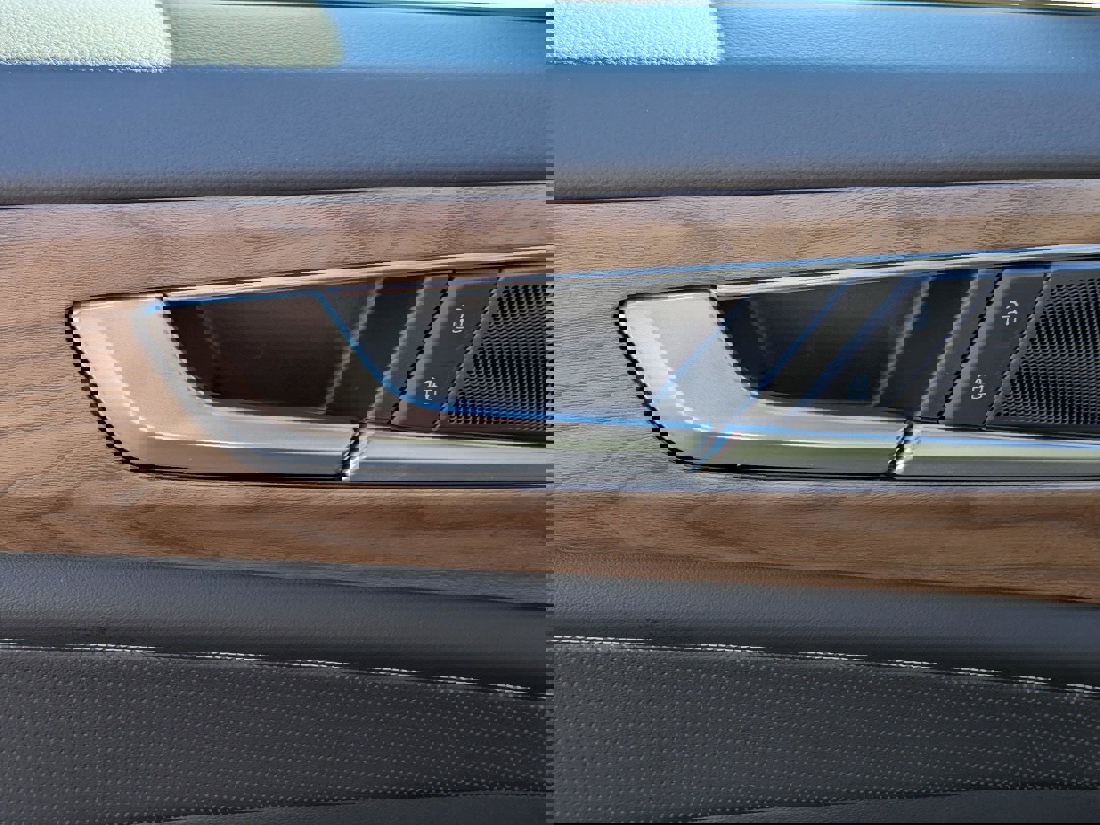 Used 2025 Volkswagen Atlas SE image 12