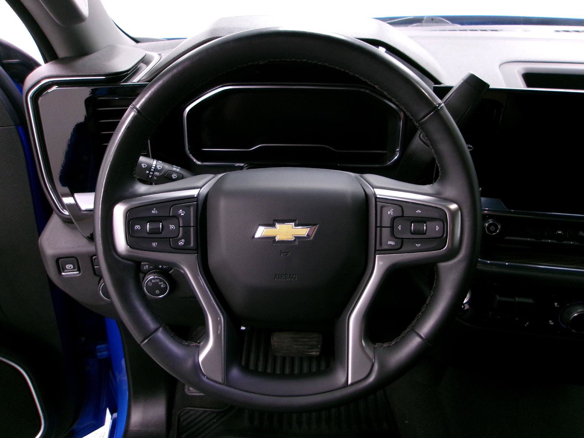 Used 2025 Chevrolet Silverado 1500 LT AWD/4WD image 7