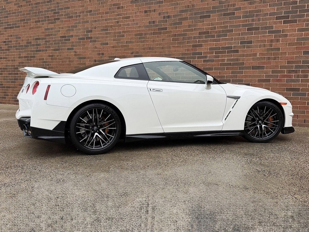 Used 2024 Nissan GT-R Premium w/ Premium Interior Package image 7