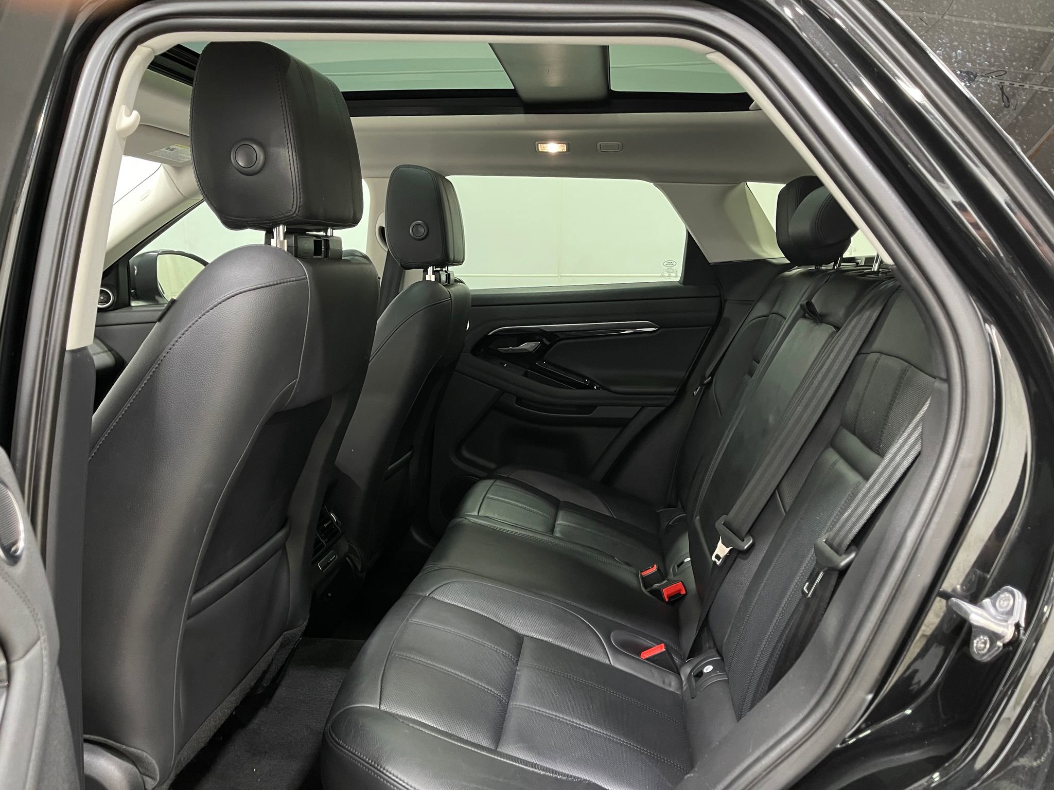 Used 2020 Land Rover Range Rover Evoque SE image 31