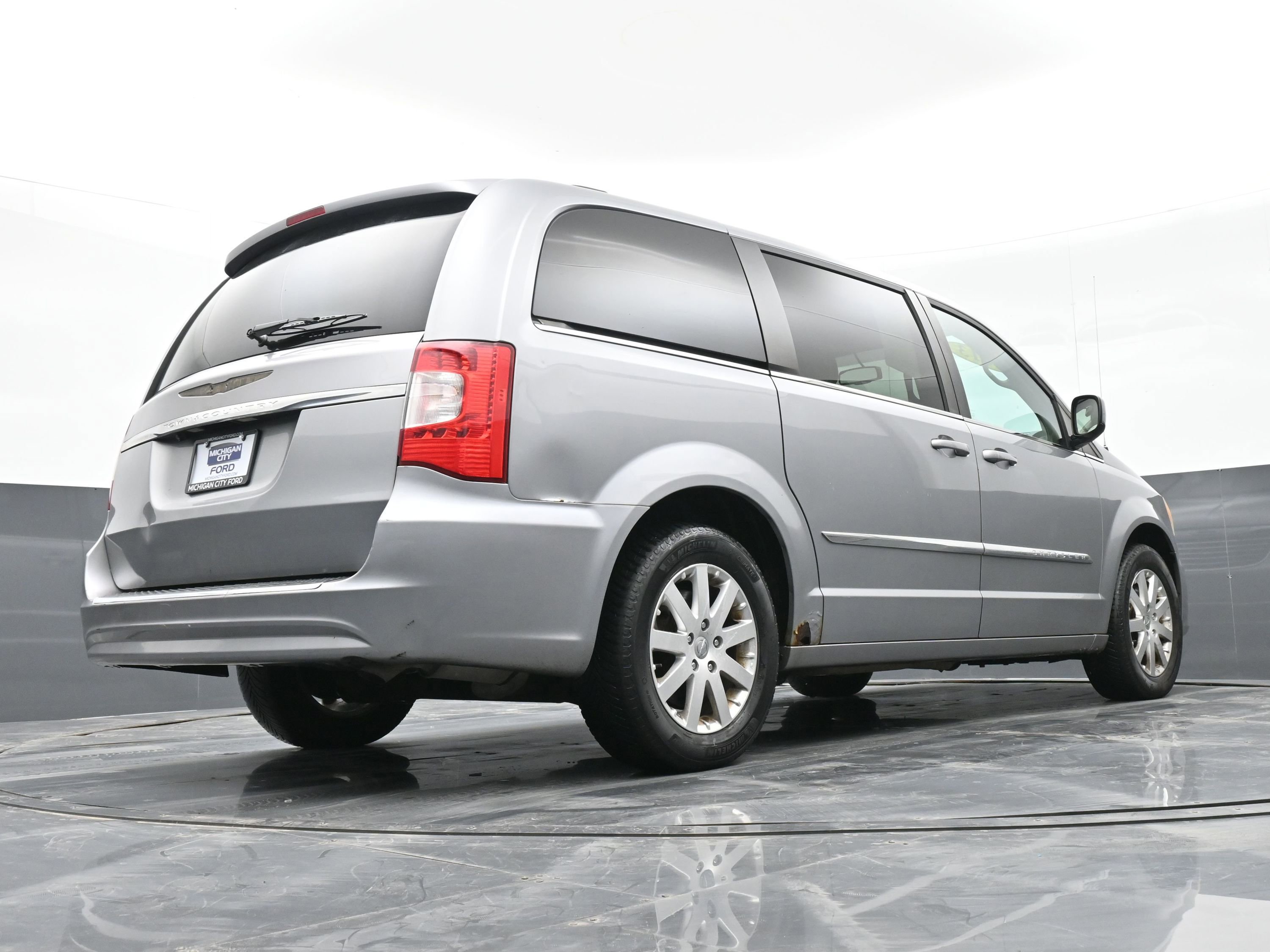 Used 2013 Chrysler Town & Country Touring image 44