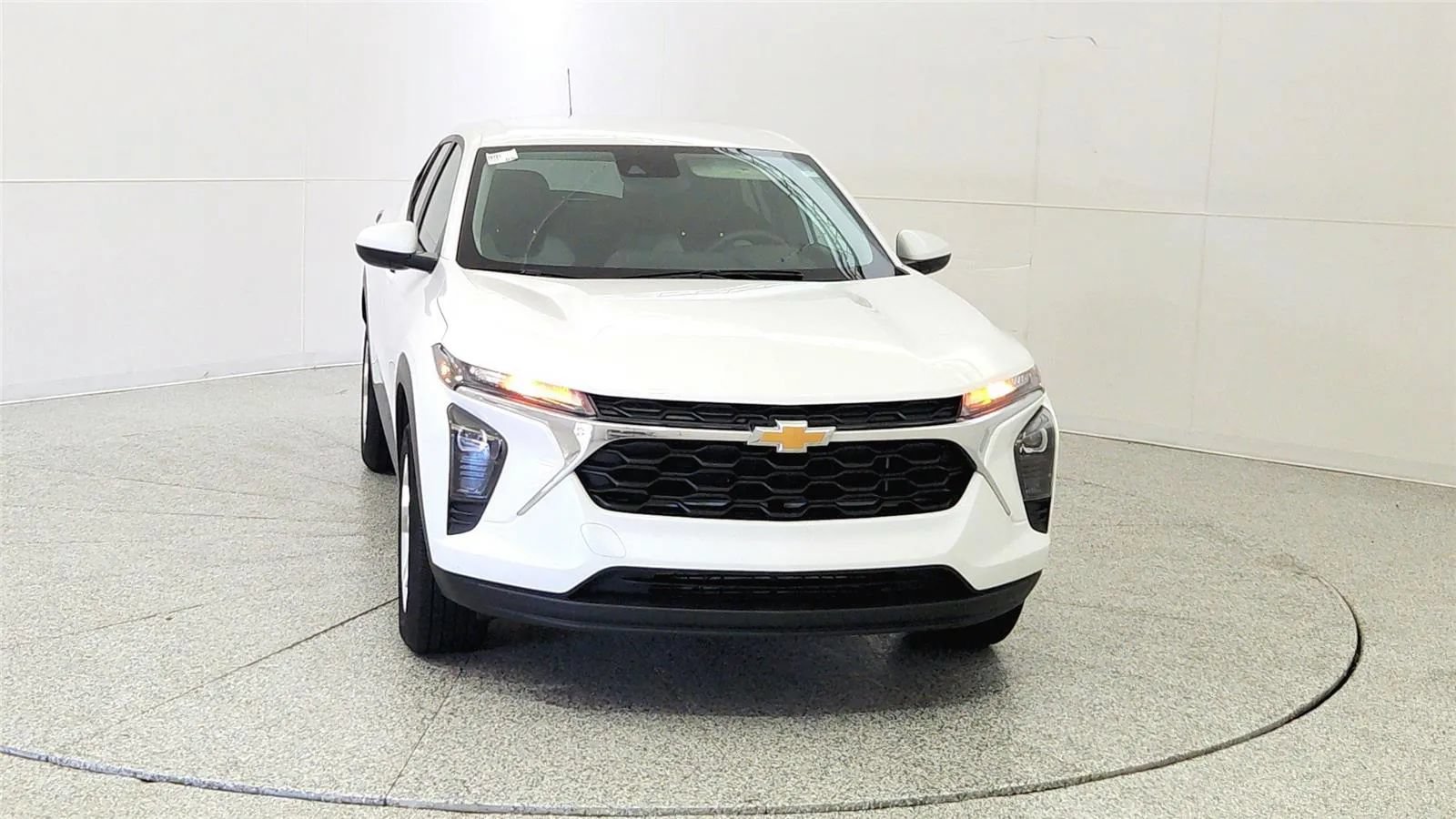 Used 2024 Chevrolet Trax LS w/ LS Convenience Package FWD image 2