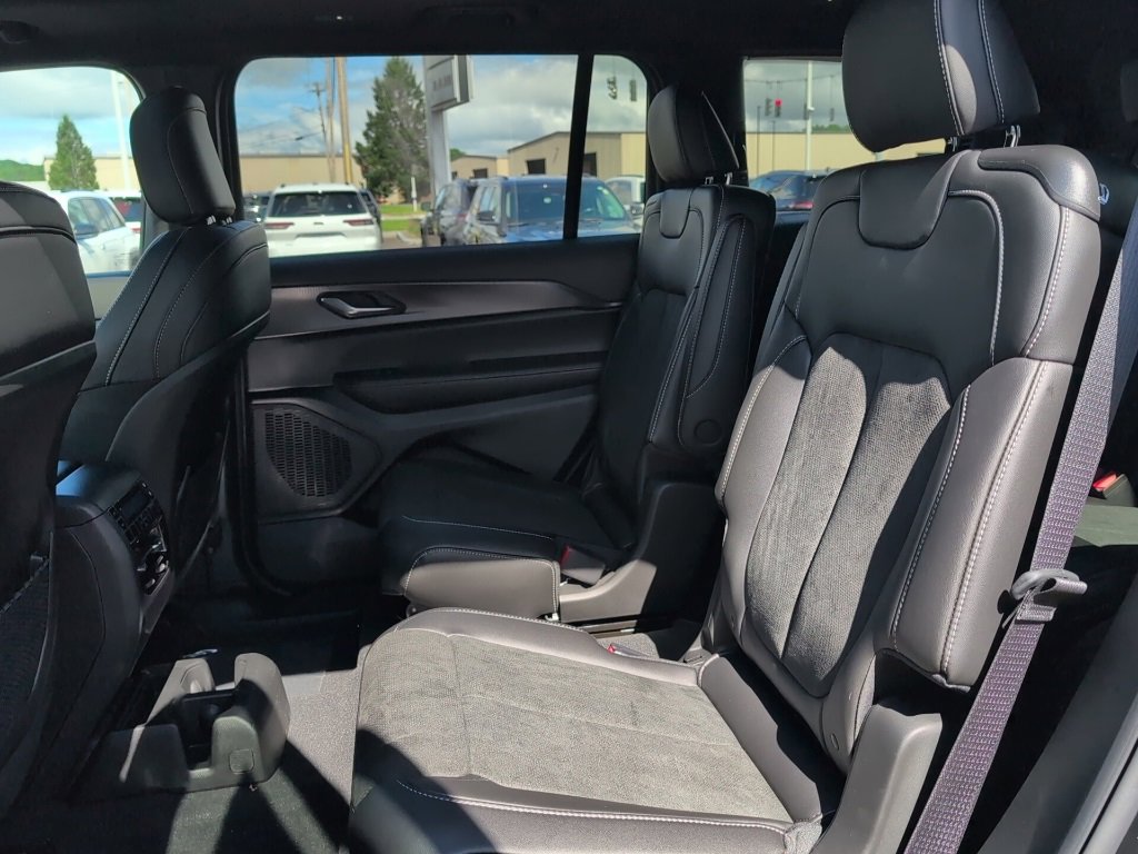 New 2025 Jeep Grand Cherokee L Altitude image 17