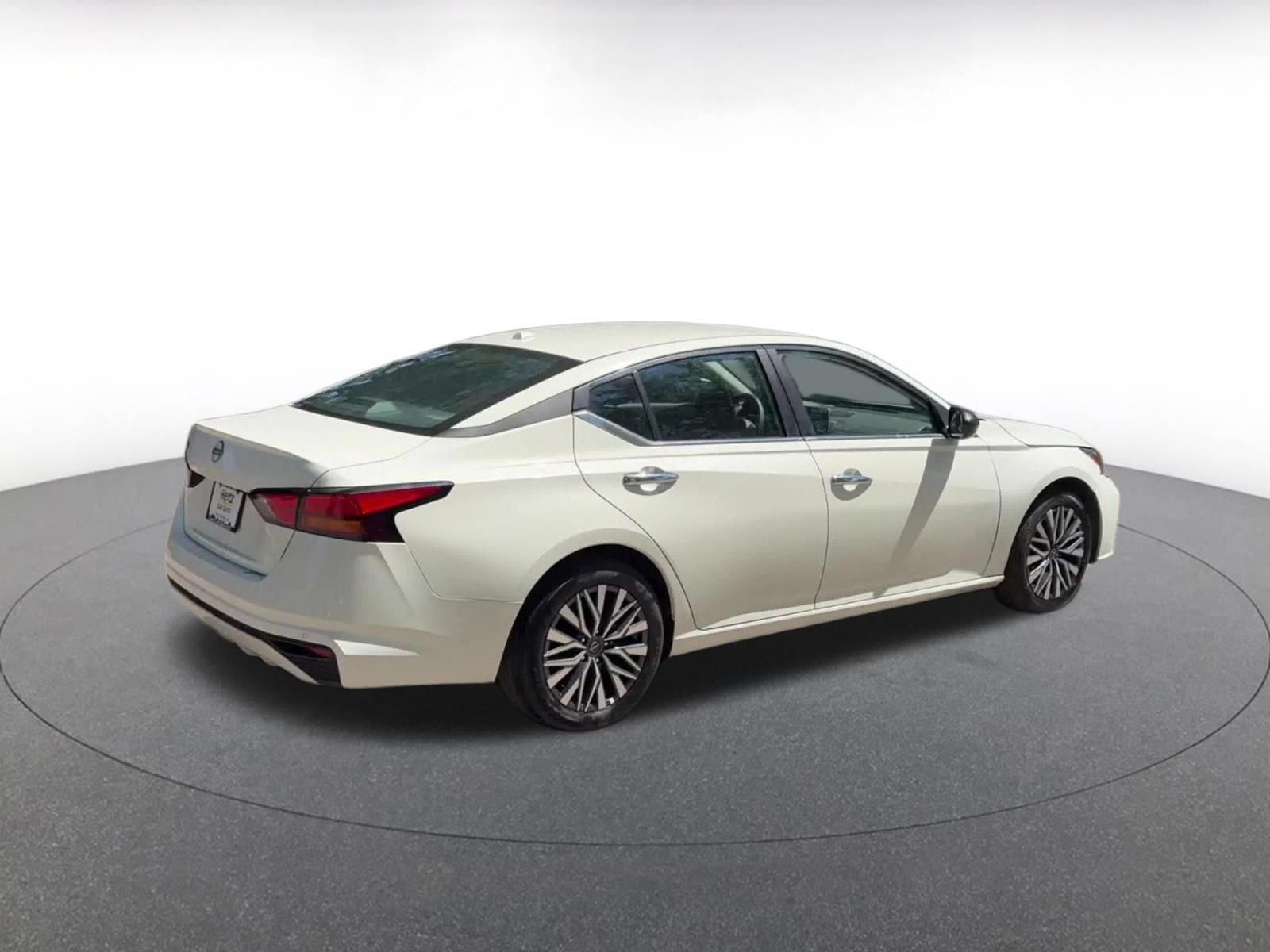 Used 2025 Nissan Altima 2.5 SV FWD image 11