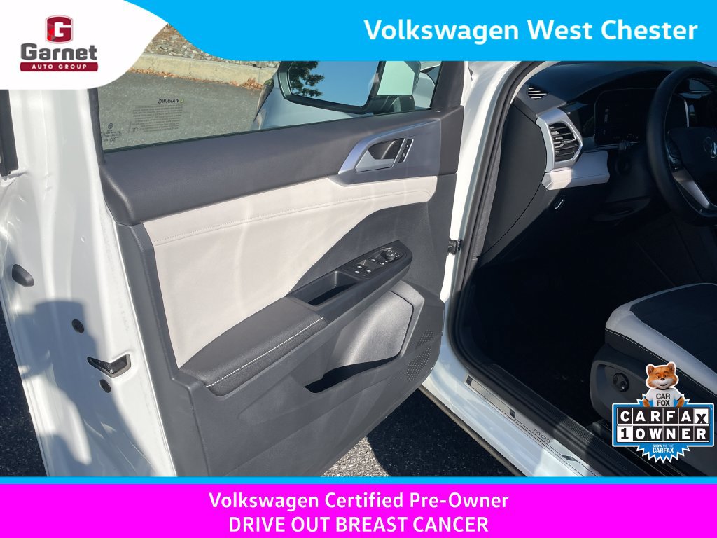 Certified 2025 Volkswagen Taos SE AWD/4WD image 11