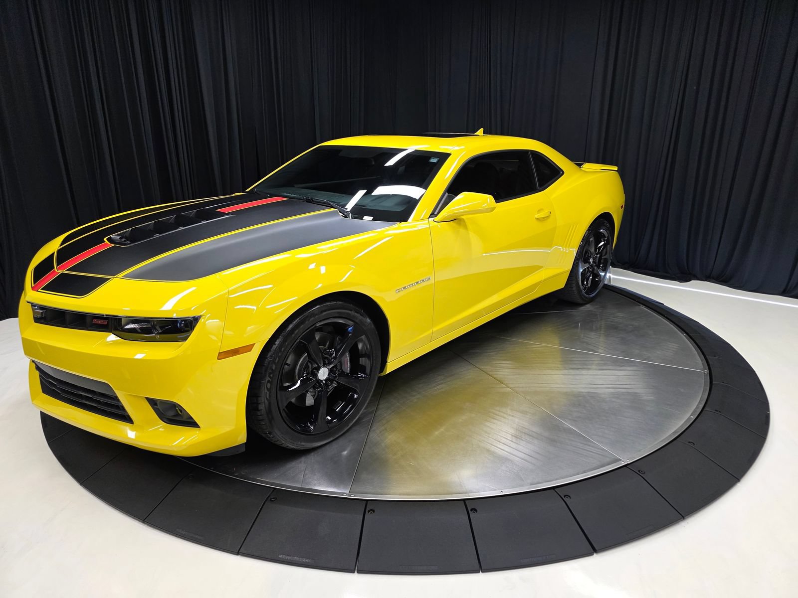 Used 2014 Chevrolet Camaro SS w/ RS Package RWD image 9