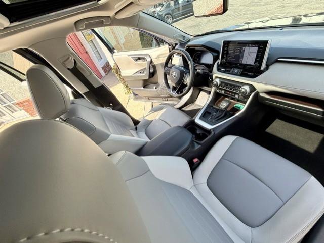Used 2019 Toyota RAV4 Limited w/ Carpet Mat Package FWD image 7