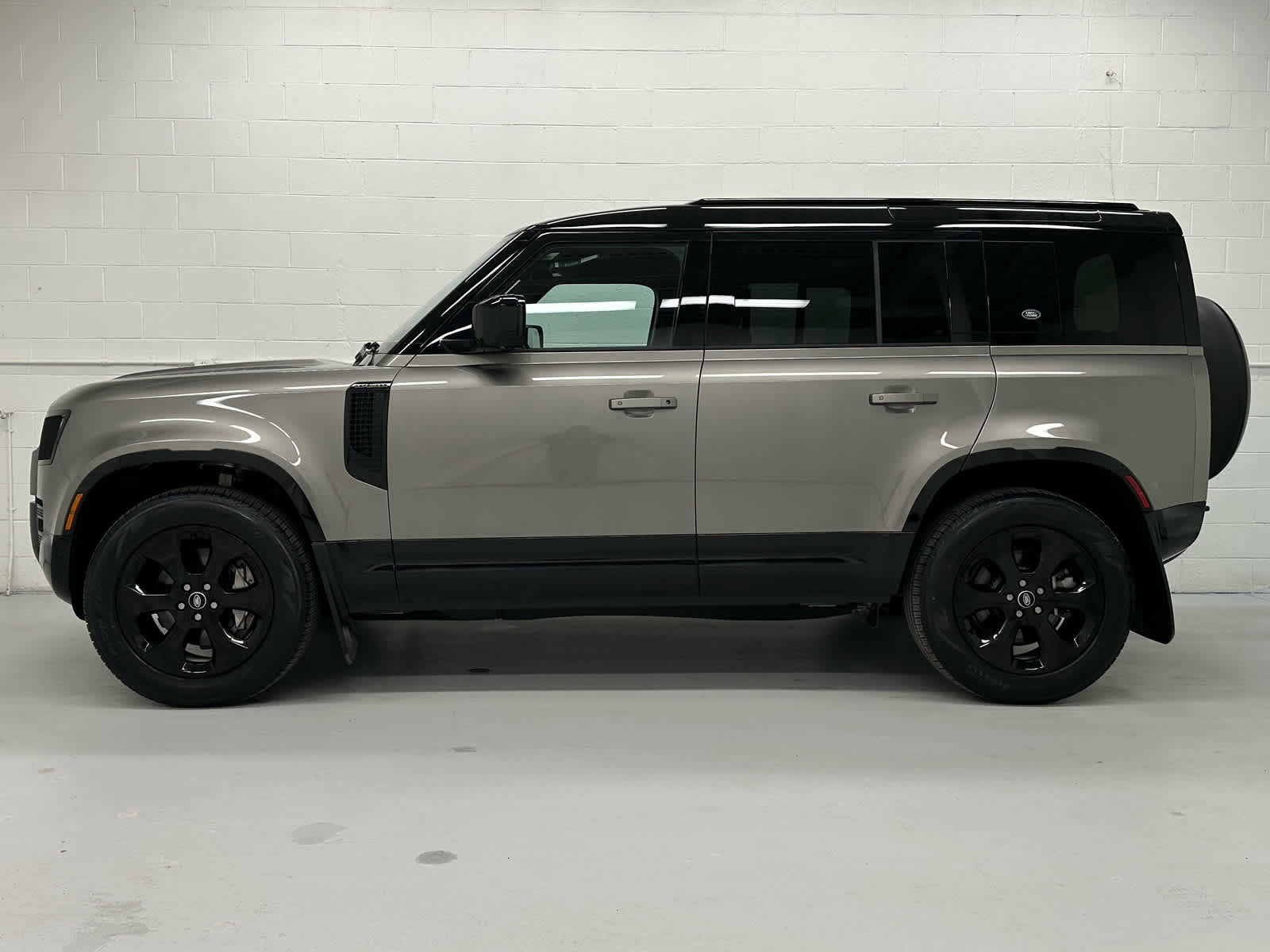 Used 2023 Land Rover Defender 110 X-Dynamic SE AWD/4WD image 3