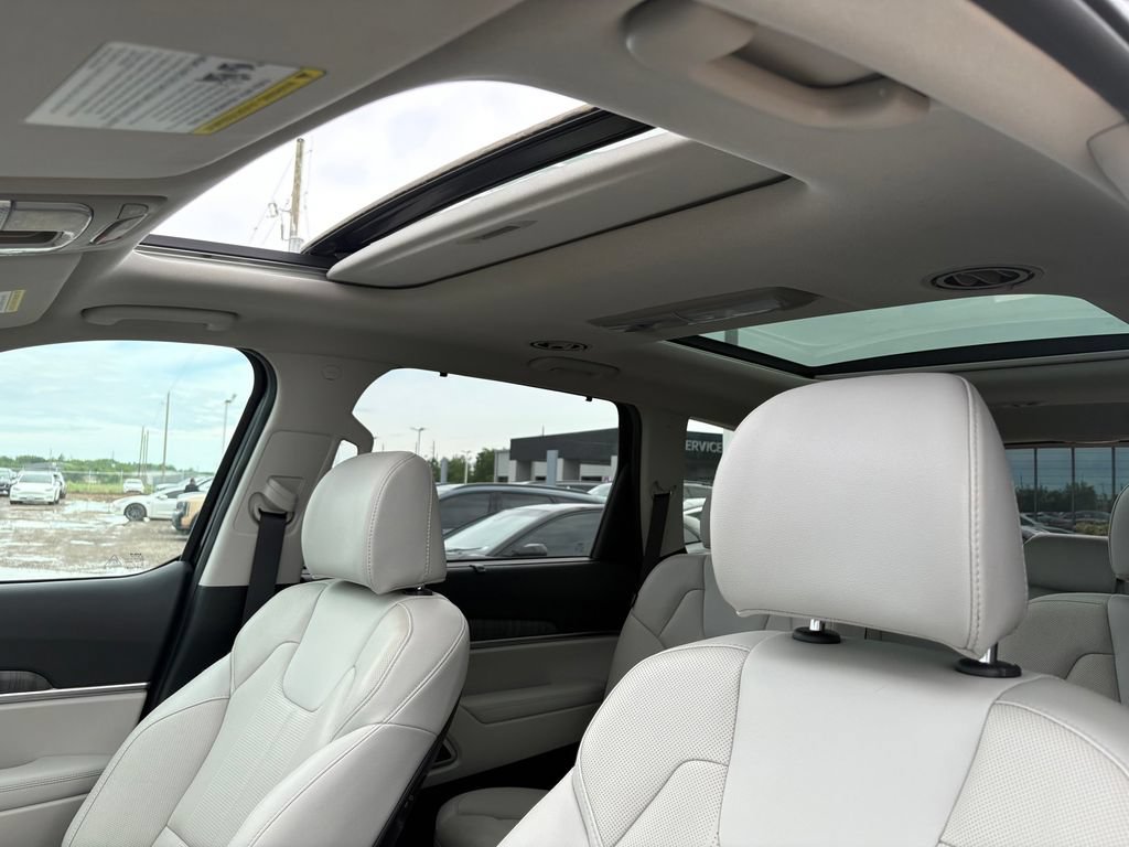 Used 2024 Kia Telluride SX w/ Towing Package FWD image 15