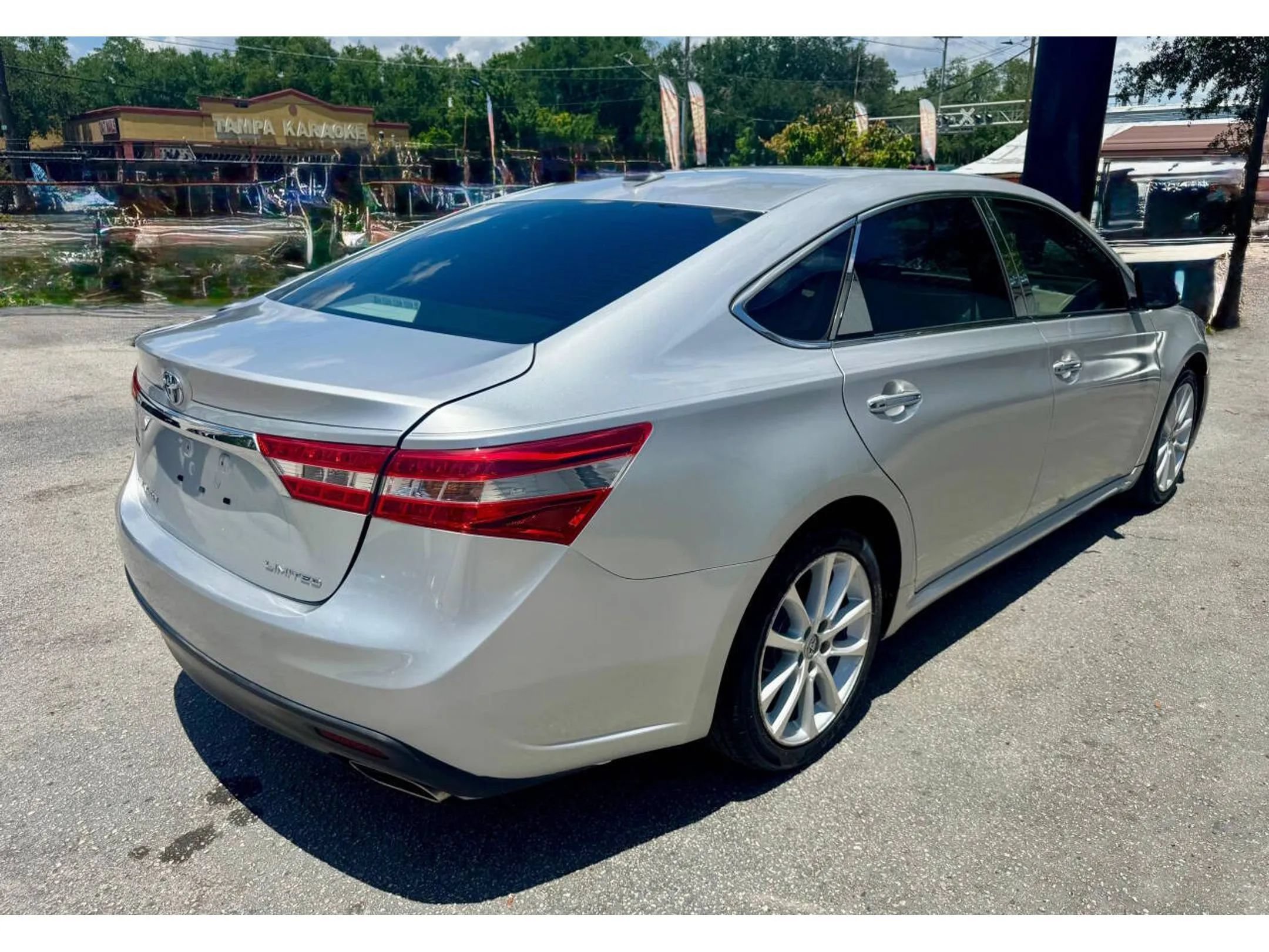 Used 2014 Toyota Avalon Limited w/ Technology Package FWD image 4