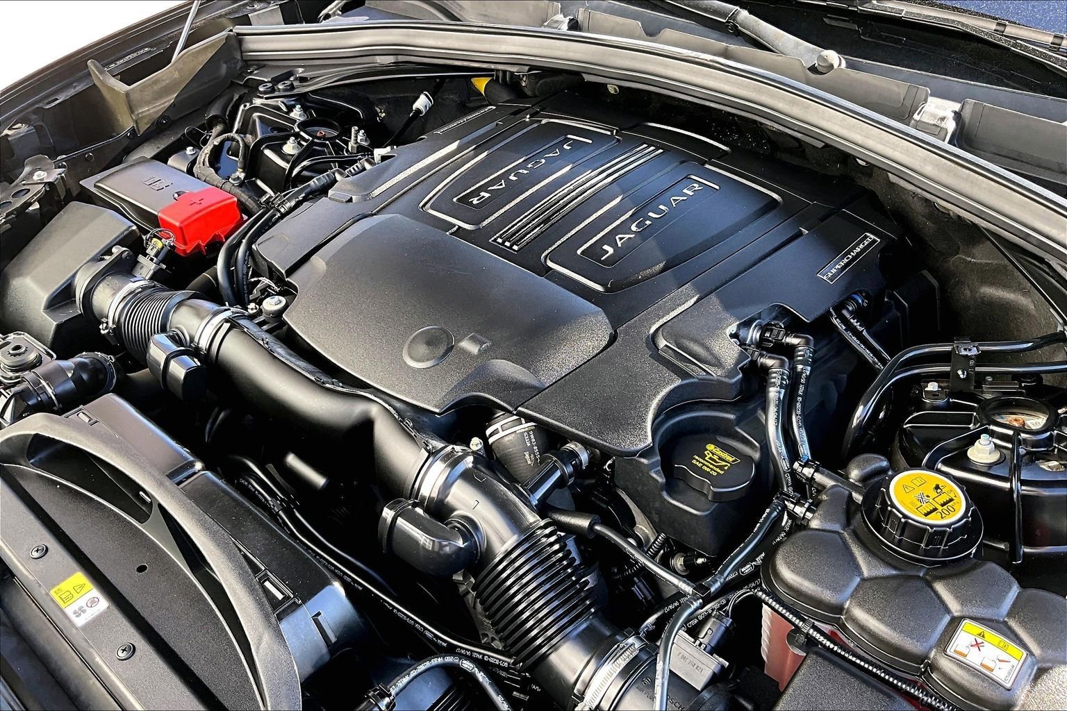 Used 2018 Jaguar F-PACE Premium image 31